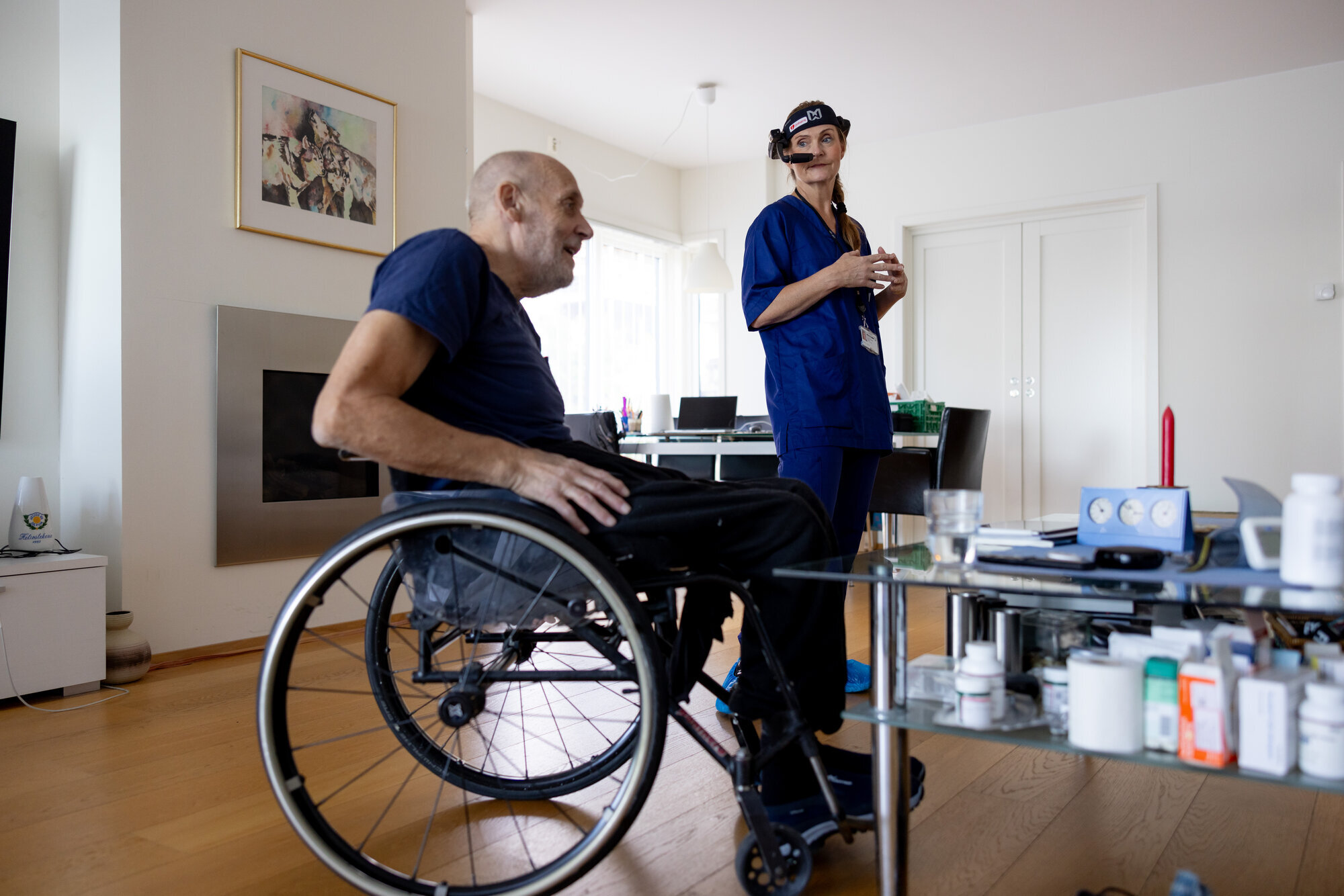 Hjemmesykepleier Rikke Rolstad hjemme hos Arild Gjerstad Hjemmesykepleier Rikke Rolstad hjemme hos Arild Gjerstad