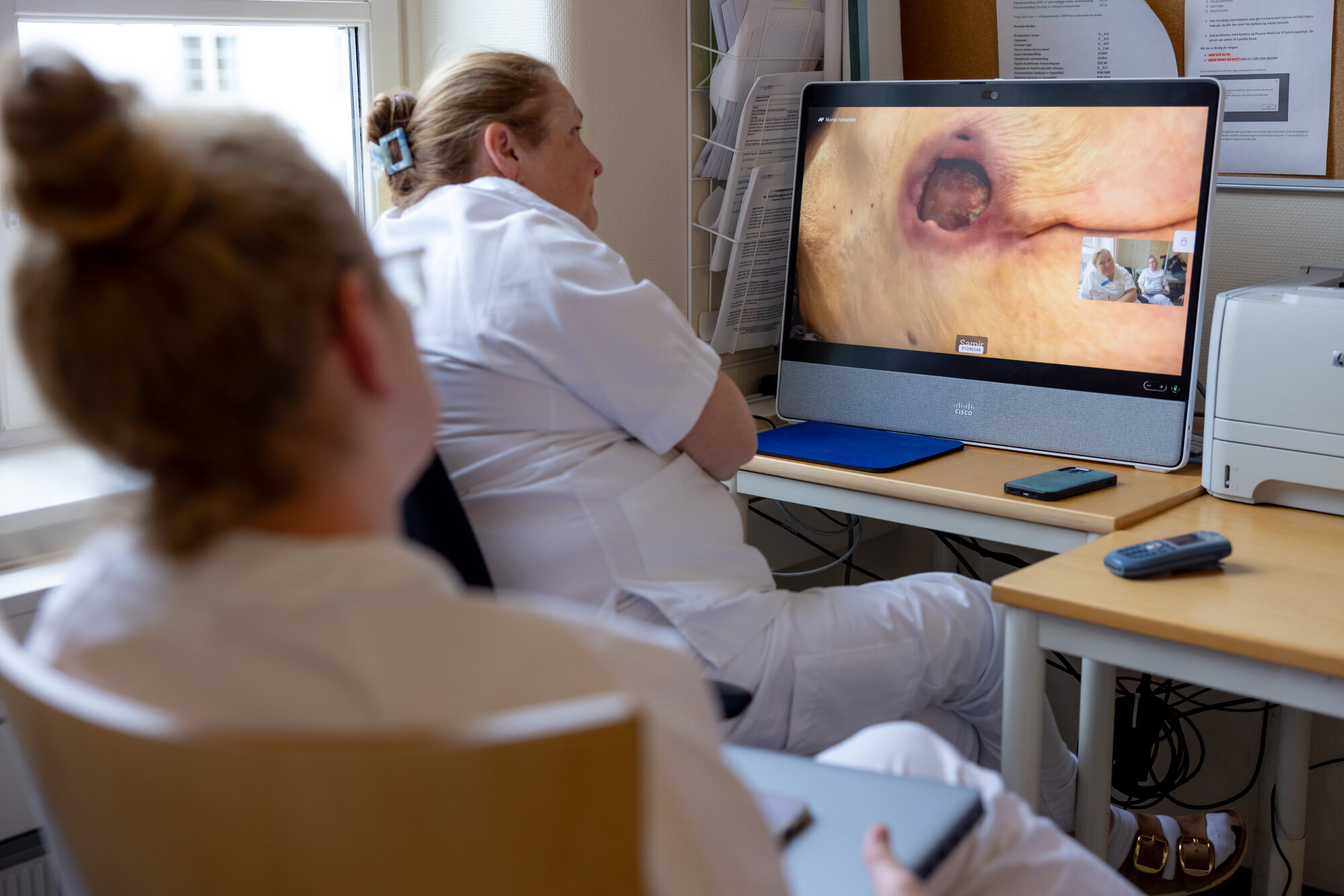 Seksjonsoverlege Benedicte Fadnes (nærmest kamera) og sårsykepleier Kristin Hanevold. Seksjonsoverlege Benedicte Fadnes (nærmest kamera) og sårsykepleier Kristin Hanevold.