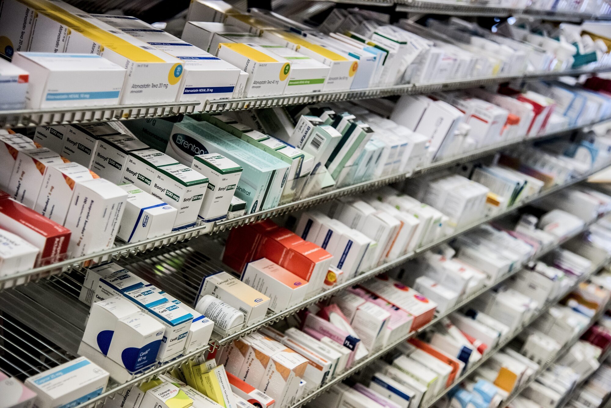 Medisiner Bildet viser hyller med medisiner.