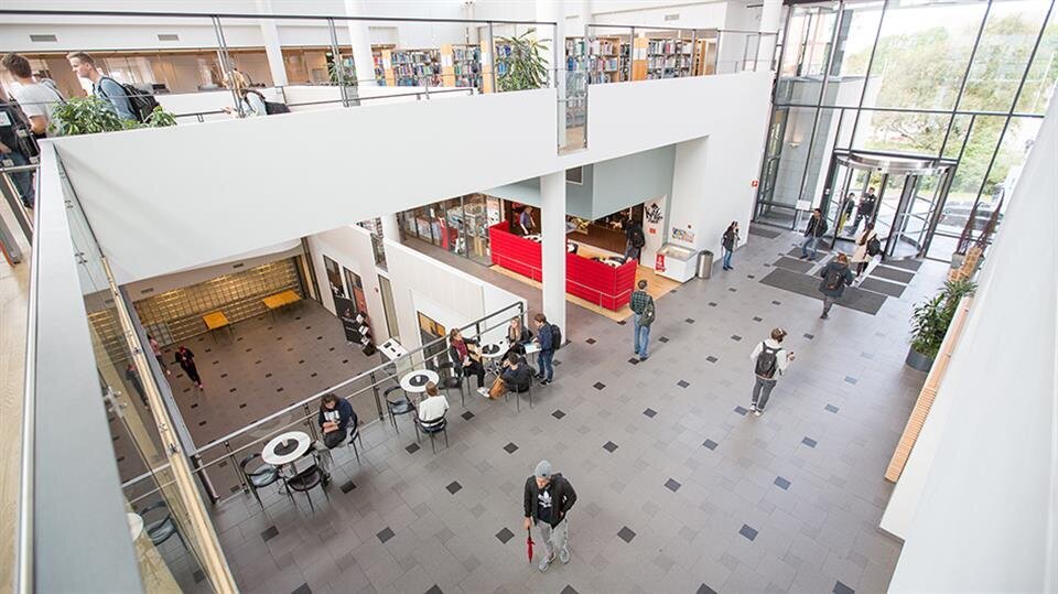 Bildet viser entreen ved Campus Haugesund Bildet viser entreen ved Campus Haugesund