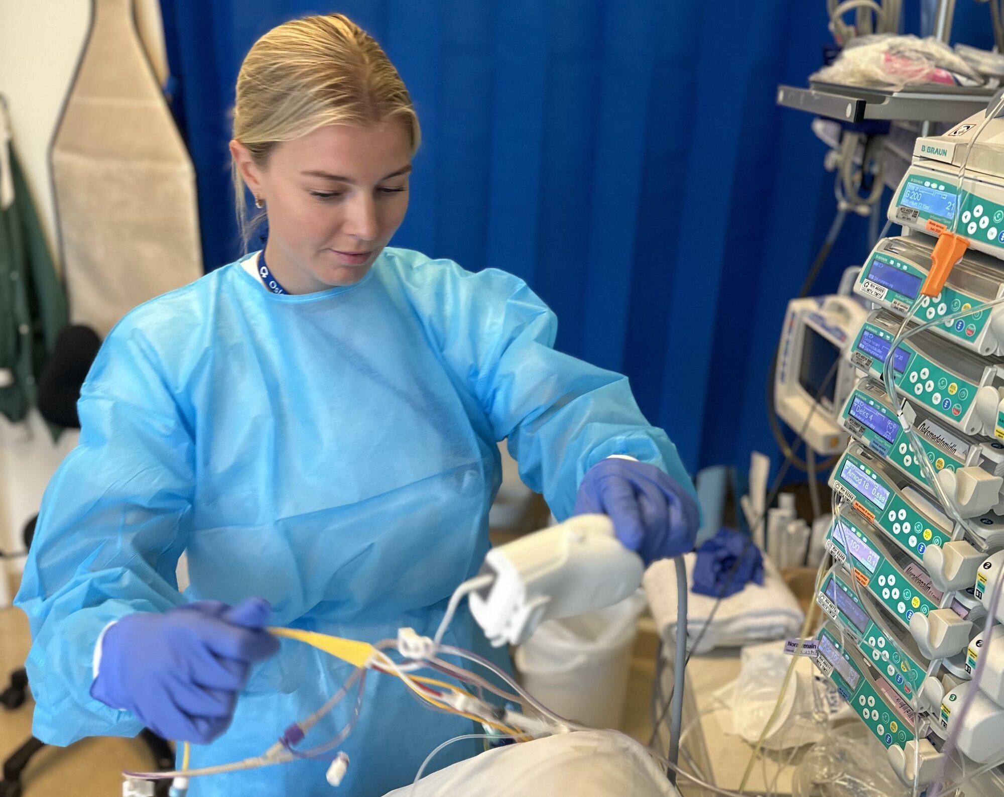 Bildet viser sykepleier ved seng.