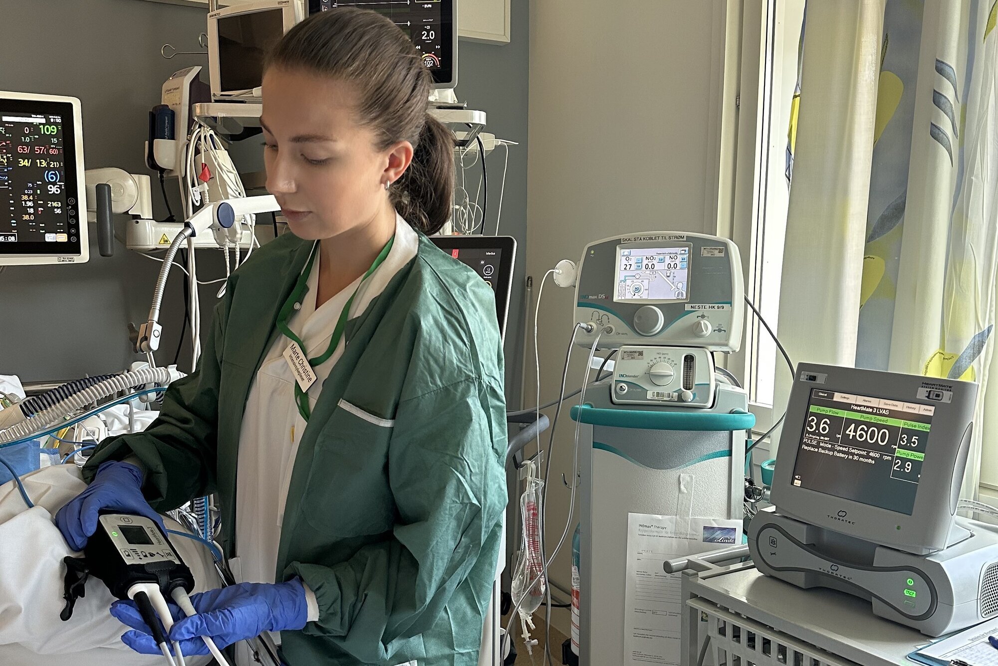 Bildet viser sykepleier ved seng.