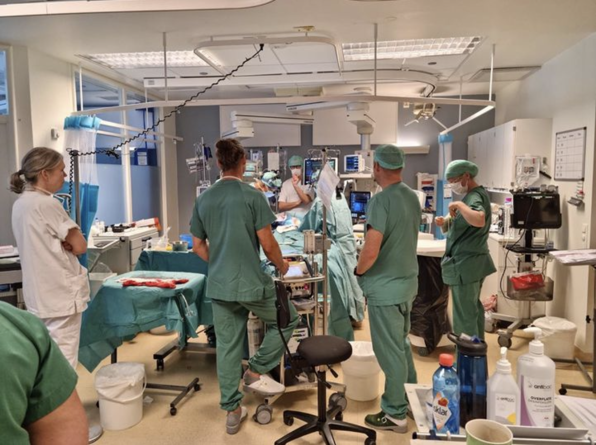 Bildet viser operasjonsteam rundt en pasient på thorax intensiv.