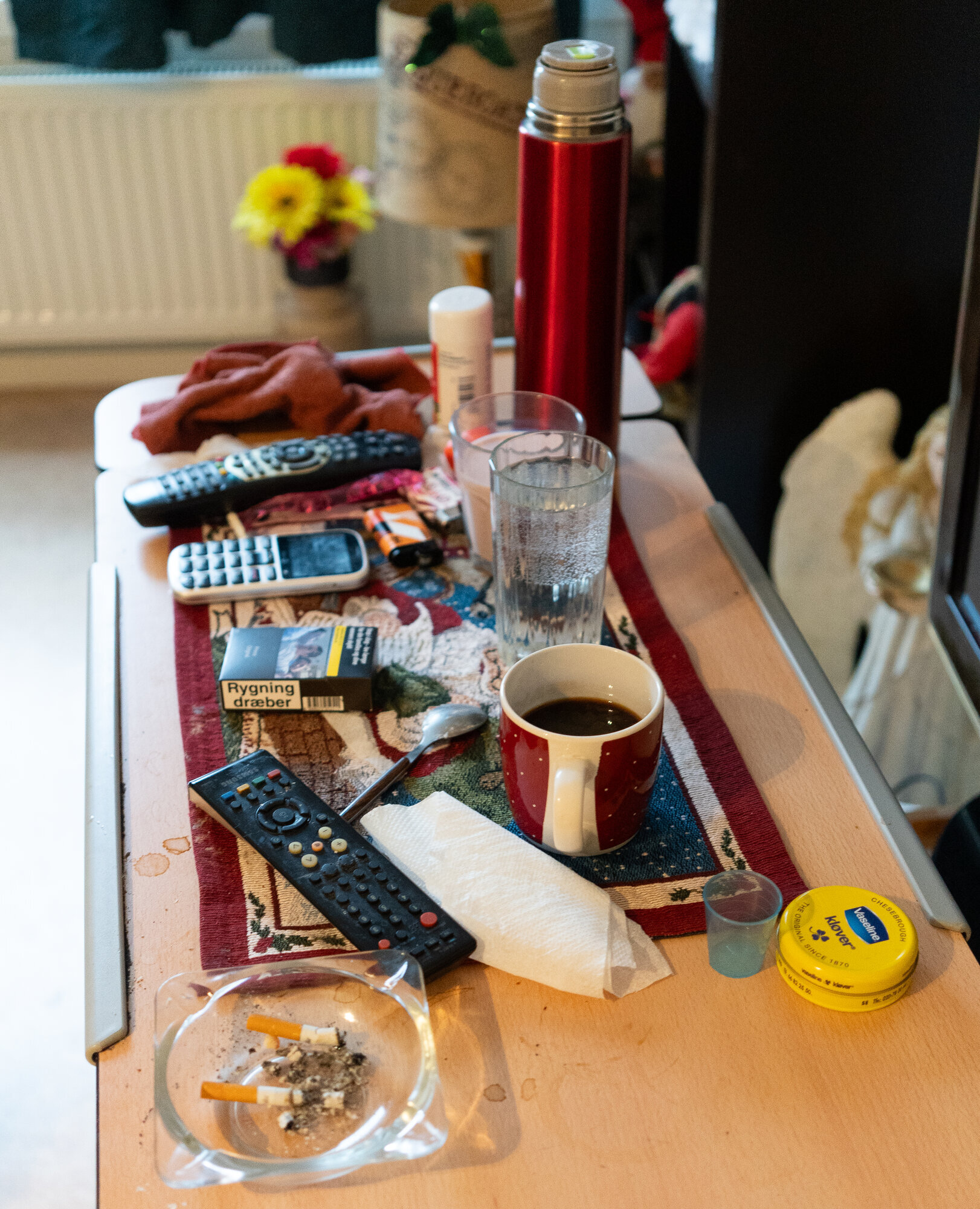 et trillebord med nødvendigheter Bildet viser et trillebord med nødvendigheter