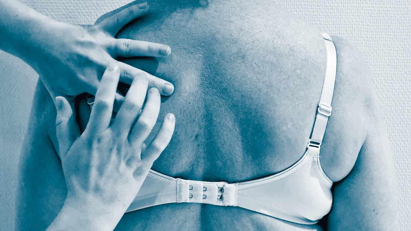 Percussion of lungs The photo shows the back of a woman wearing a bra. A nurse knocks her fingers on the woman's back, listening to her lungs, performing percussion.
