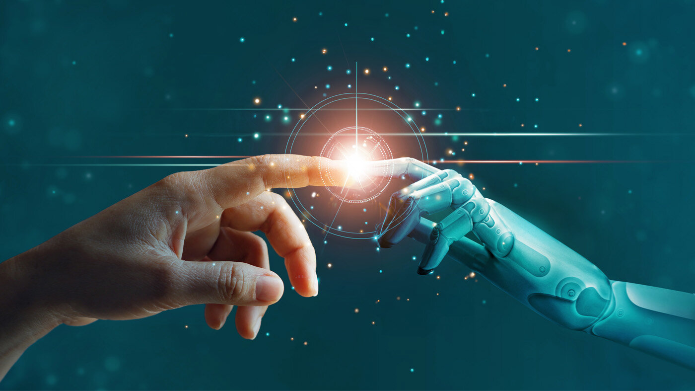 Bildet viser en menneskehånd og en robothånd som berører hverandre.