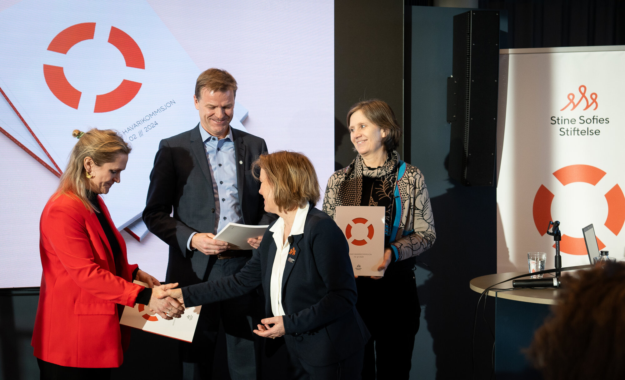 politikerne mottar rapport bildet viser politikere som mottar rapport