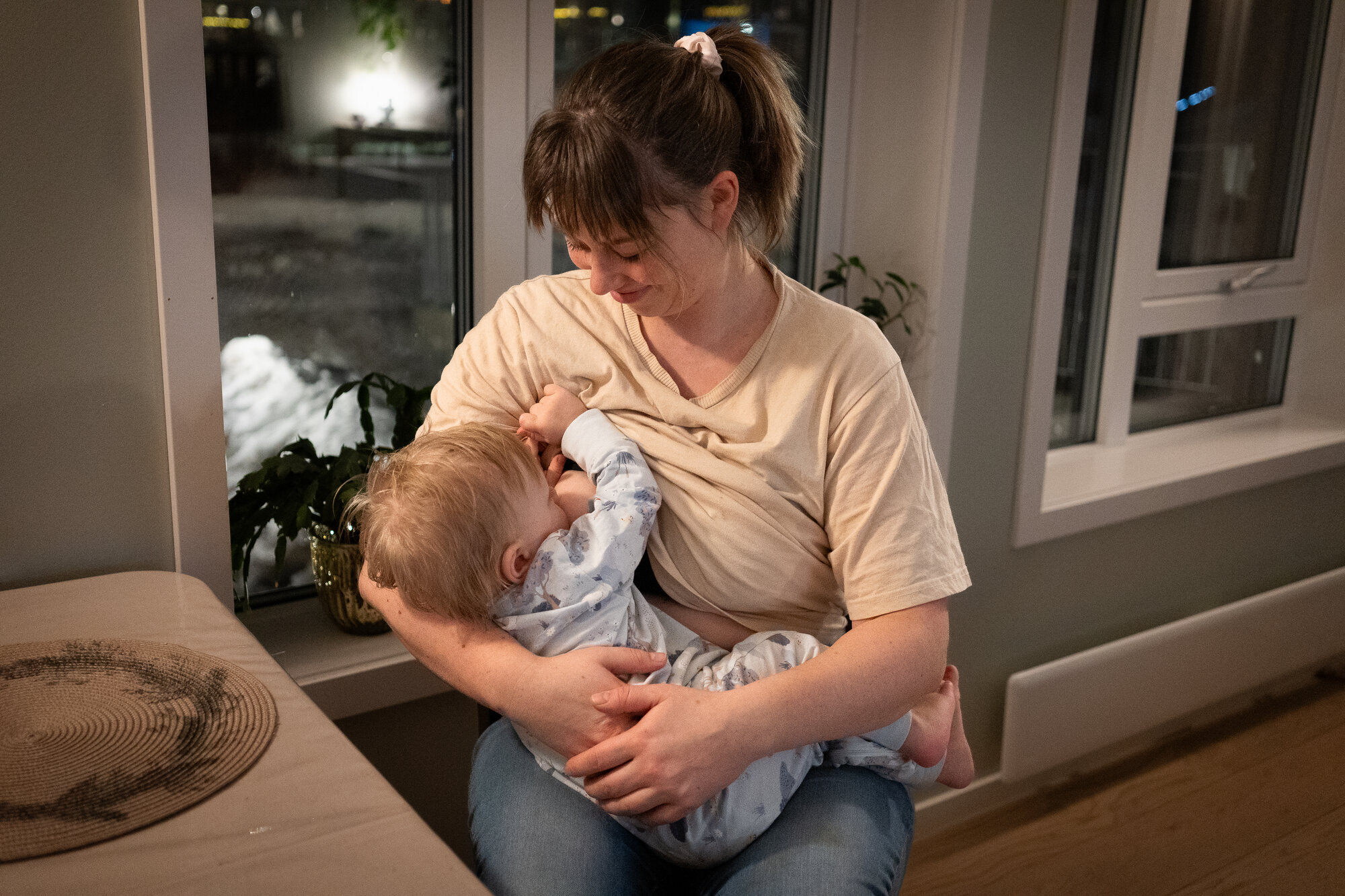 Serena Norheim ammer bildet viser Serena Norheim som ammer