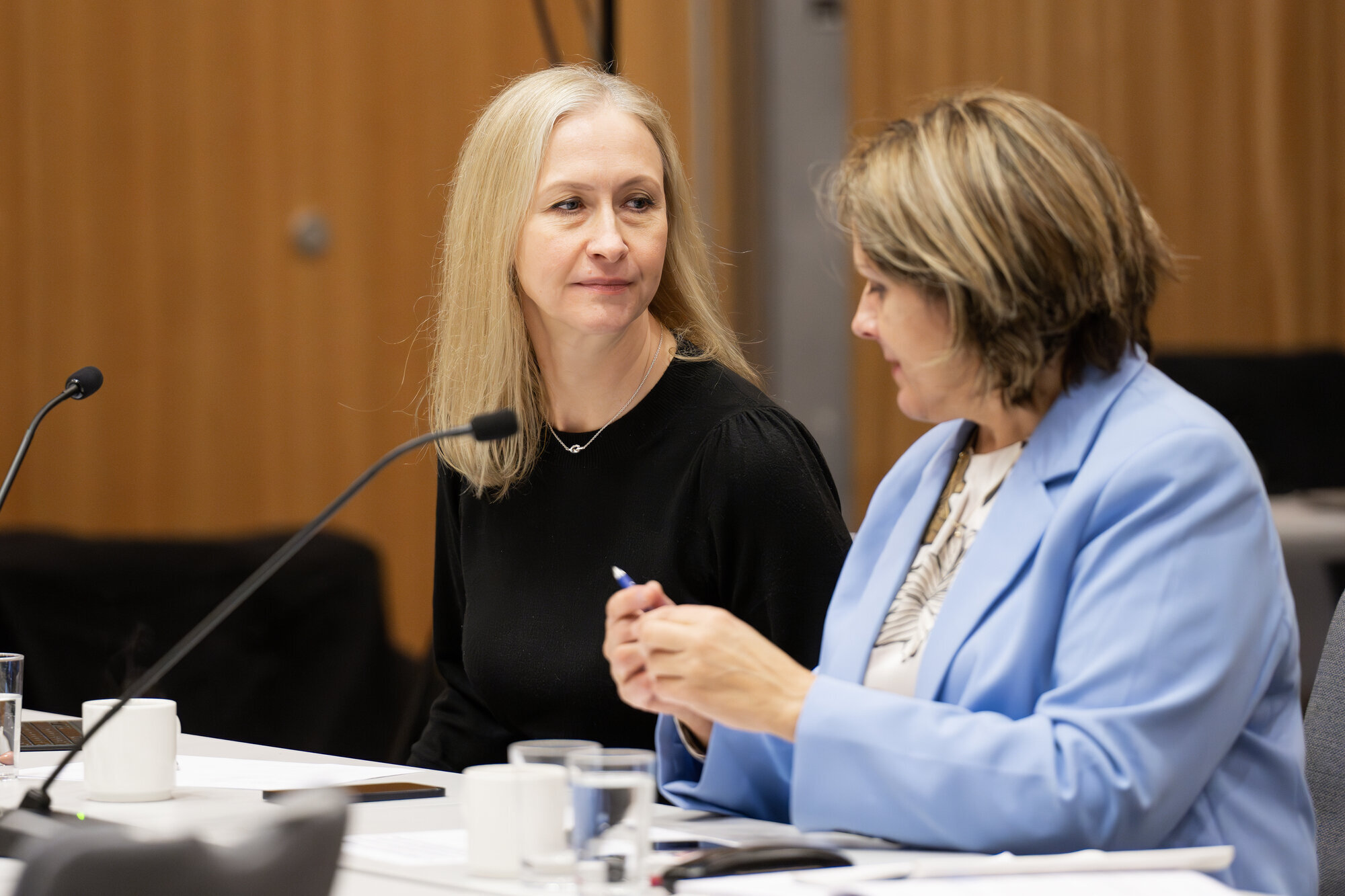 Bildet viser styreleder Renate Larsen og administrerende direktør Marit Lind i Helse Nord under et ekstraordinært styremøte i Helse Nord på Radisson Blu Hotel i Tromsø.