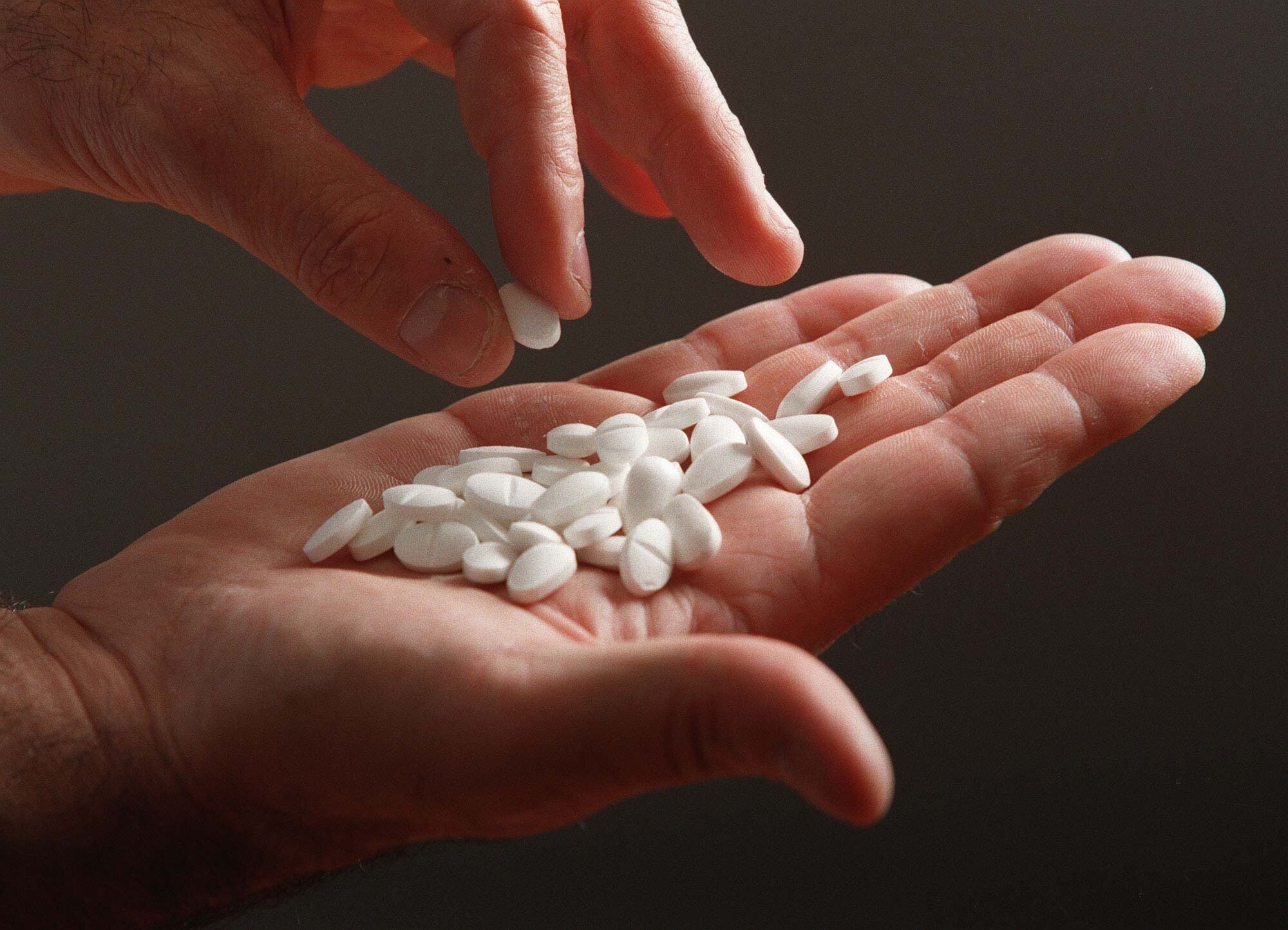 Bildet viser en tabletter i en hånd