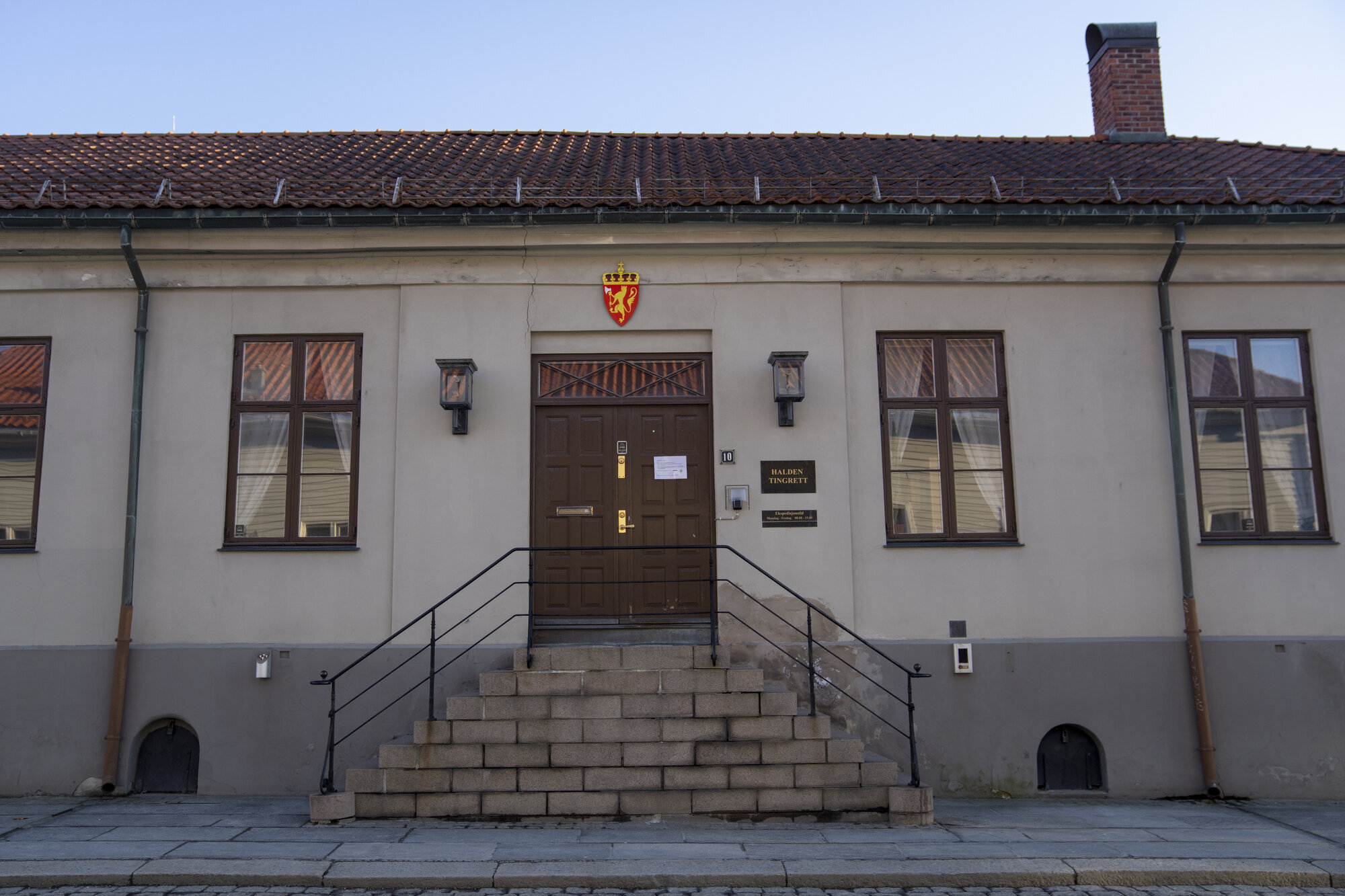 Bildet viser fasaden til tingretten i Halden