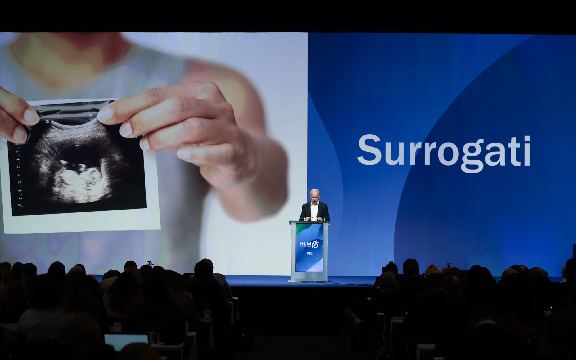 Bildet er fra Høyres landsmøte i 2018, hvor partiet diskuterte bioteknologi og surrogati. Siden har det vært en bevegelse blant velgerne i spørsmålet.