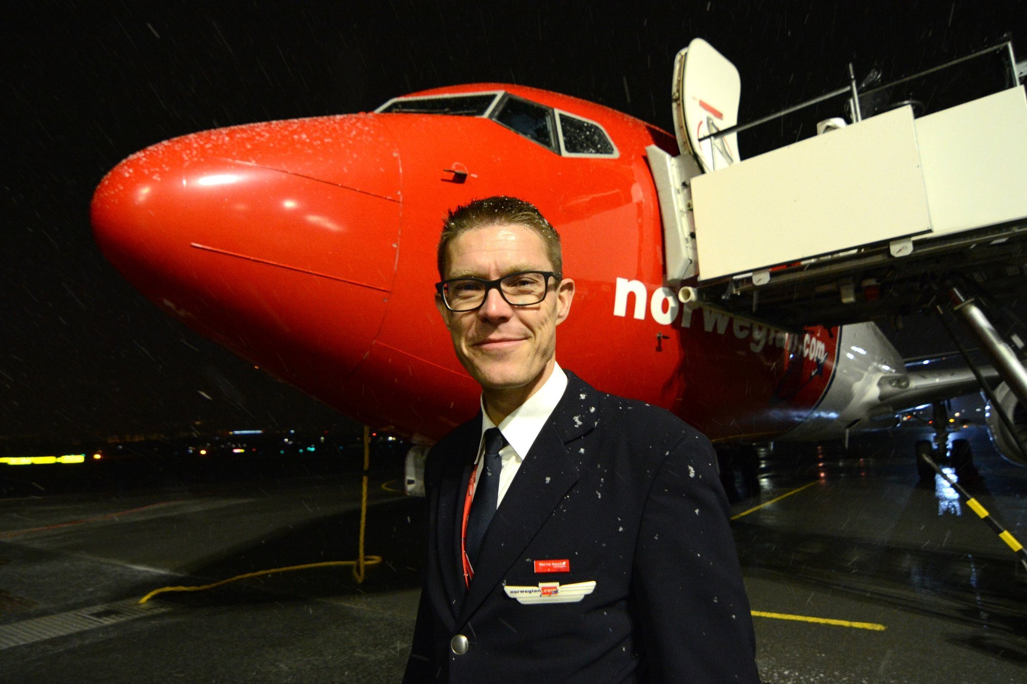 Bildet viser Jo Inge Norum som står foran et fly