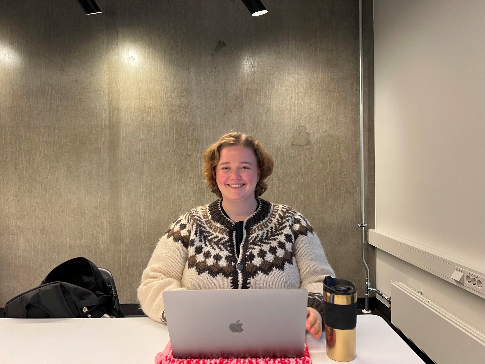 Bildet viser Aline Høie foran pc på forelesning Bildet viser Aline Høie foran pc på forelesning