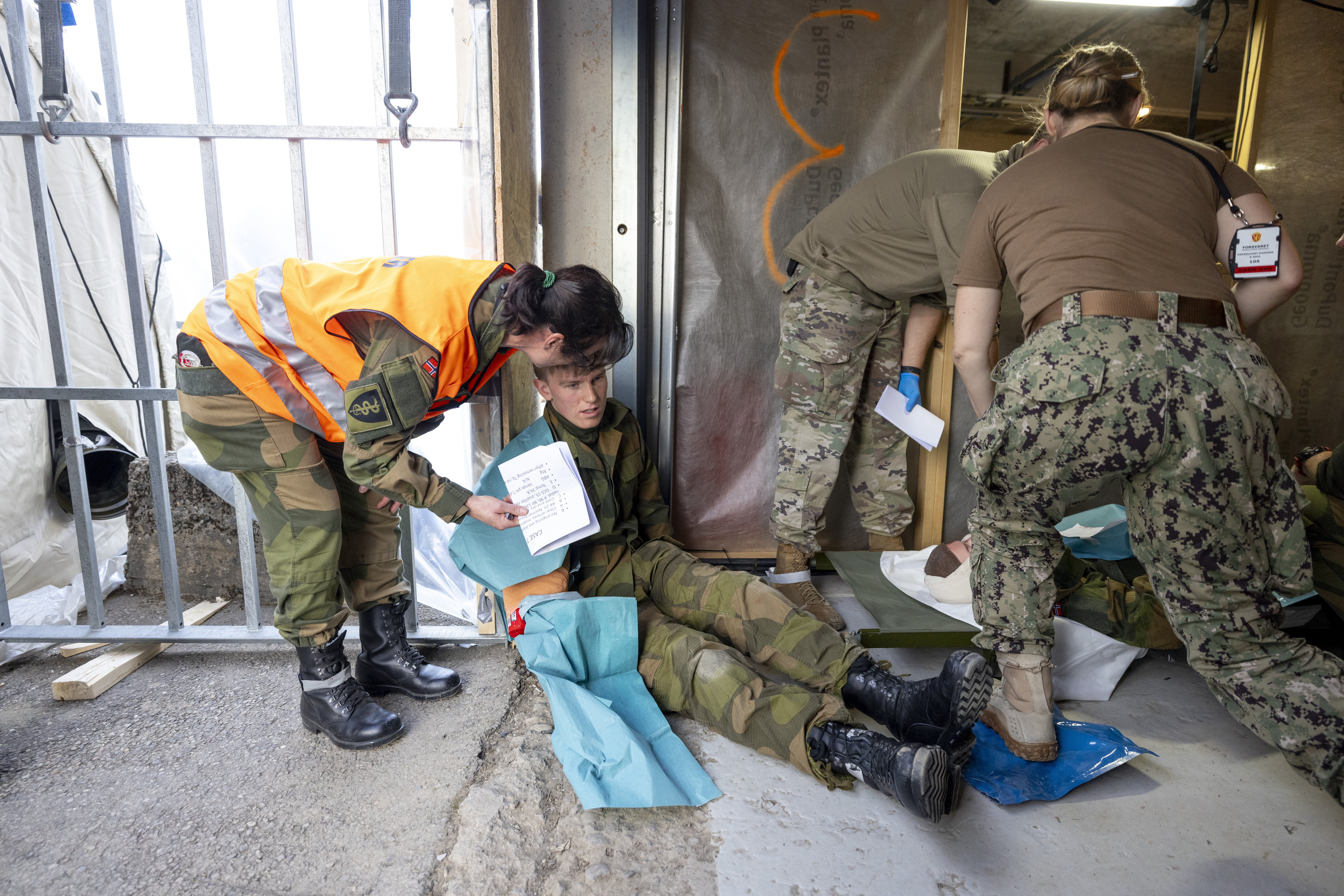 Øvelse, feltsykehus Bildet viser instruktør og markør under øvelse.