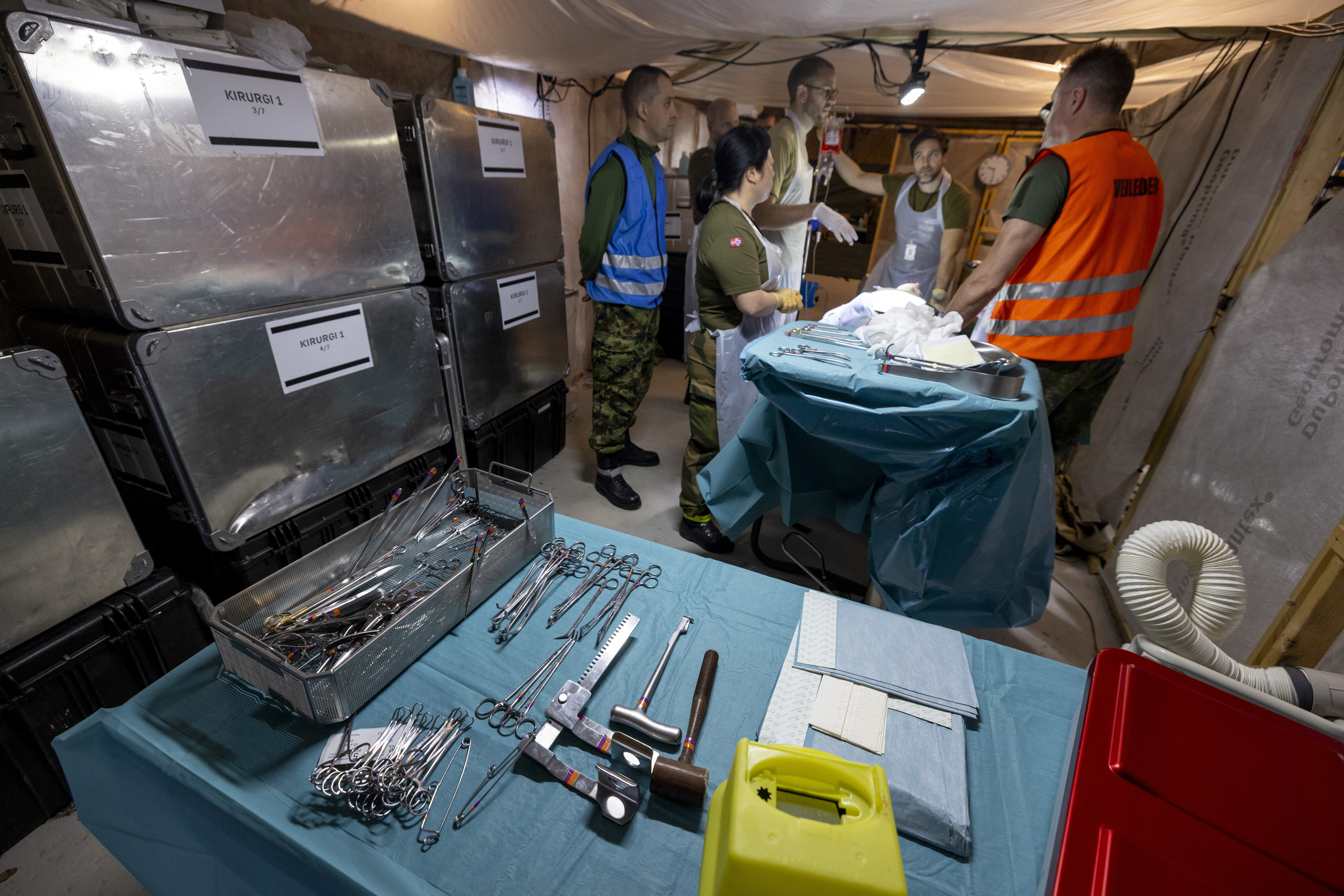 Øvelse, feltsykehus Bildet viser operasjonsteamet i et feltsykehus.