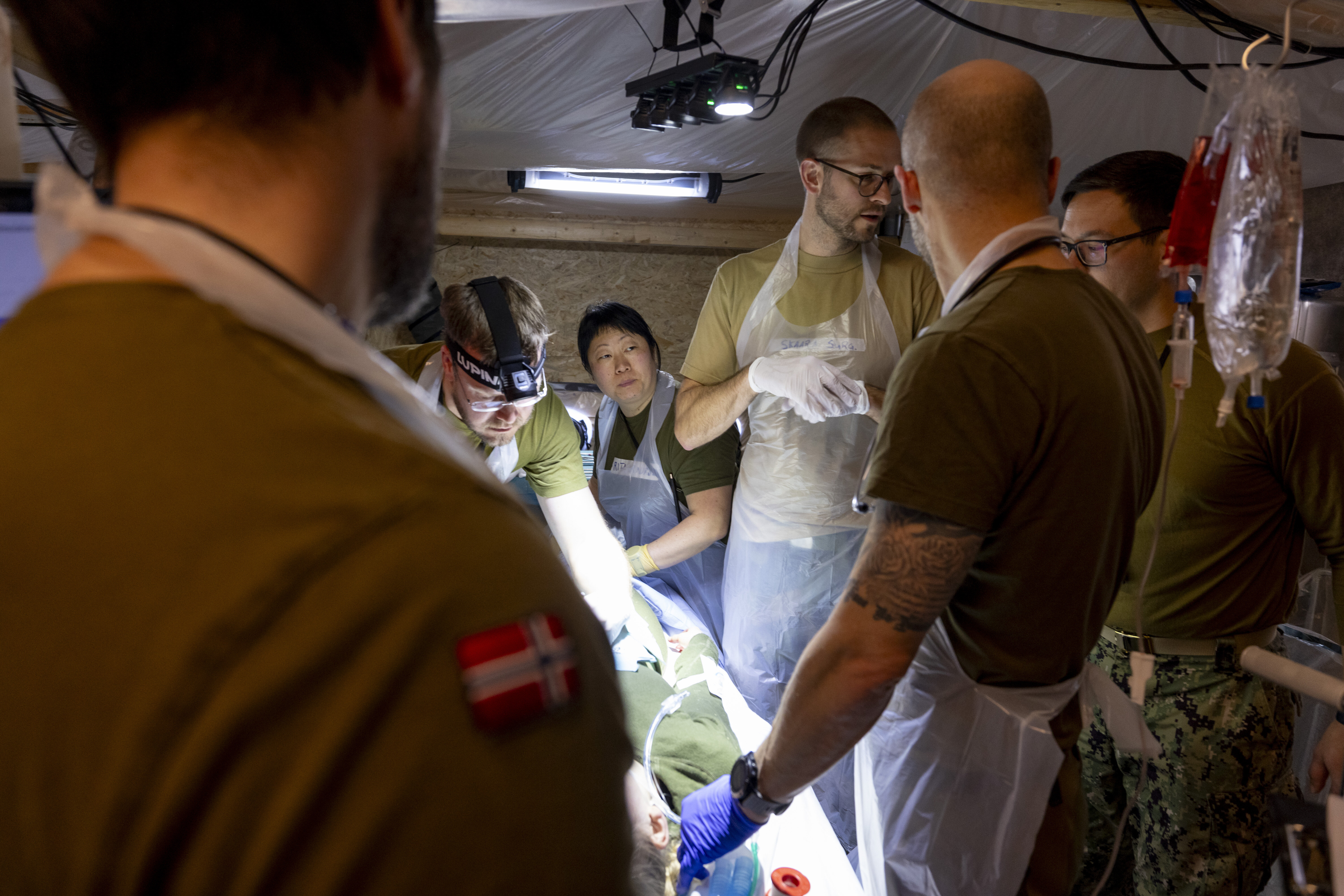 Øvelse, feltsykehus Bildet viser operasjonsteam på operasjonsstue i feltsykehus.