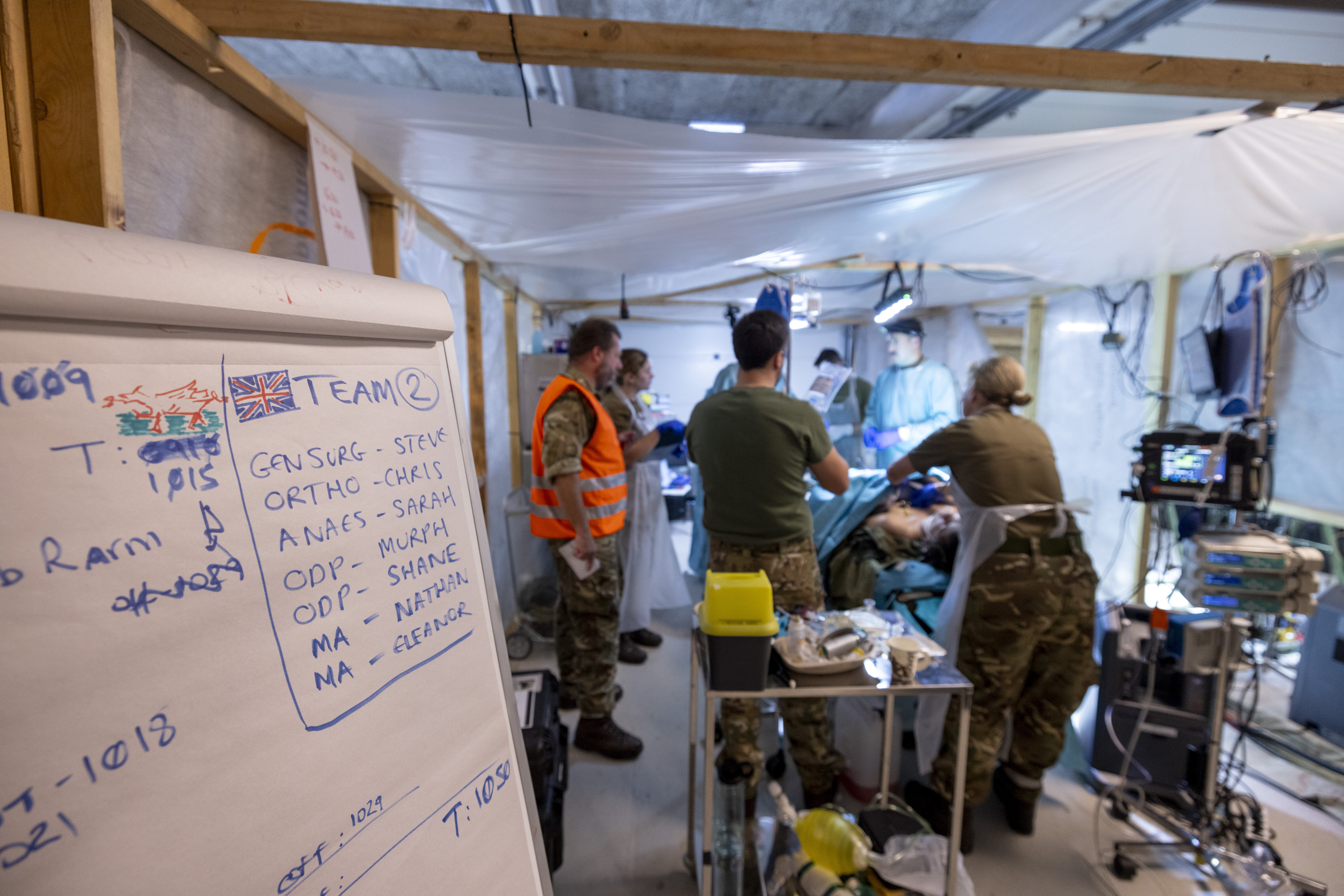 Øvelse, feltsykehus Bildet viser operasjonsteam på en av stuene i feltsykehus.