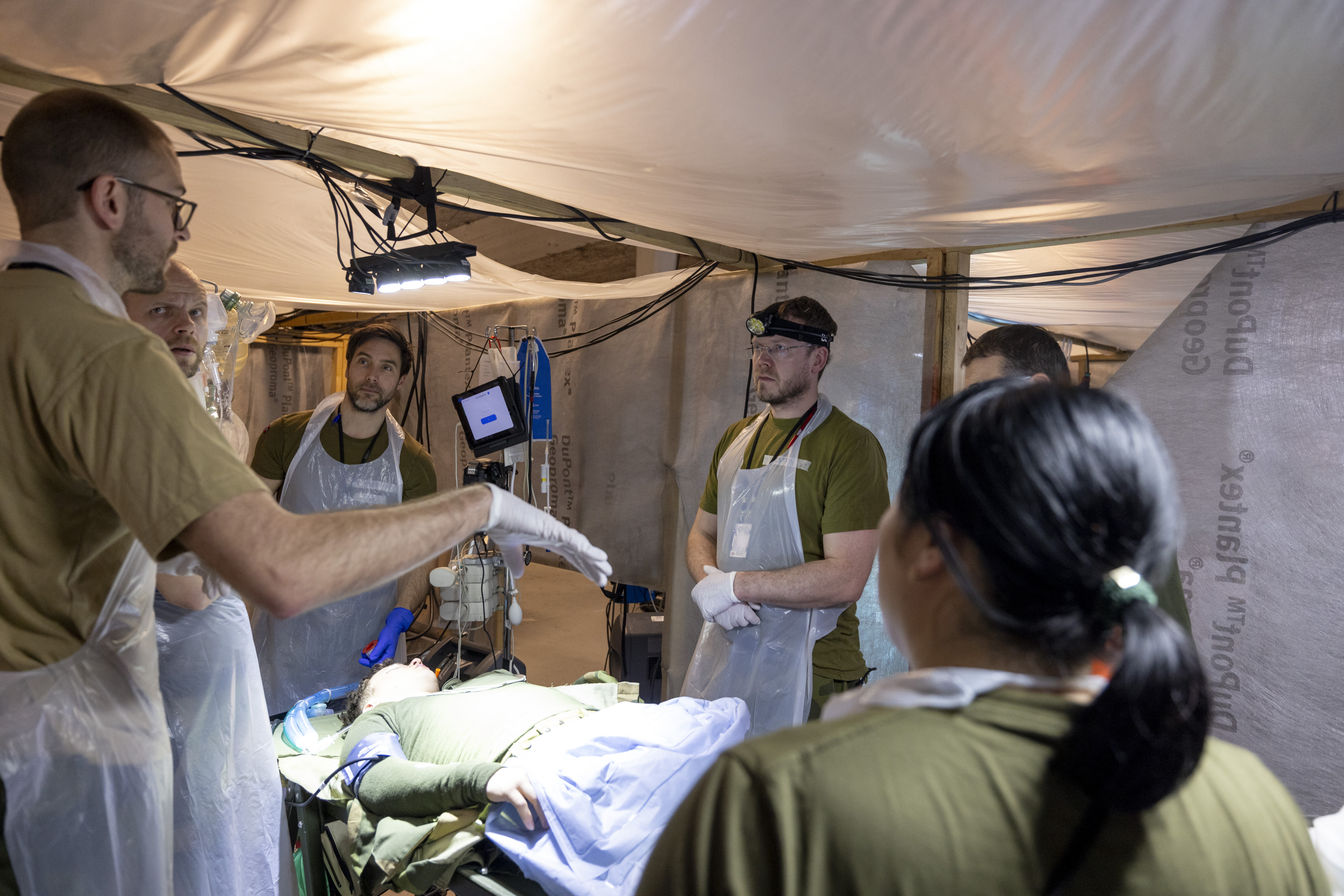 Øvelse, feltsykehus Bildet viser operasjonsteam på en av stuene i feltsykehus.