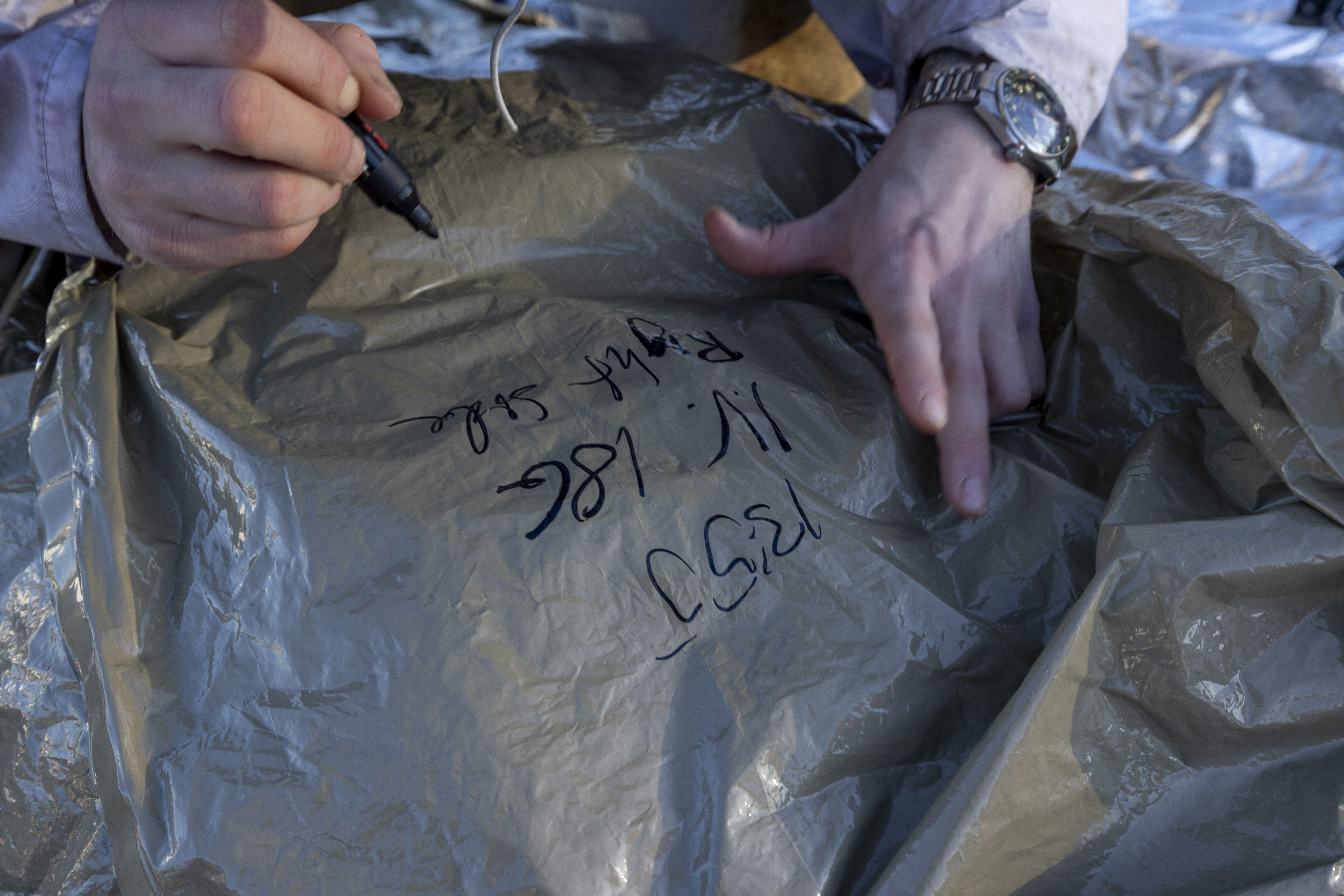 Øvelse, feltsykehus Bildet viser hender som dokumenterer på en dampsperre.