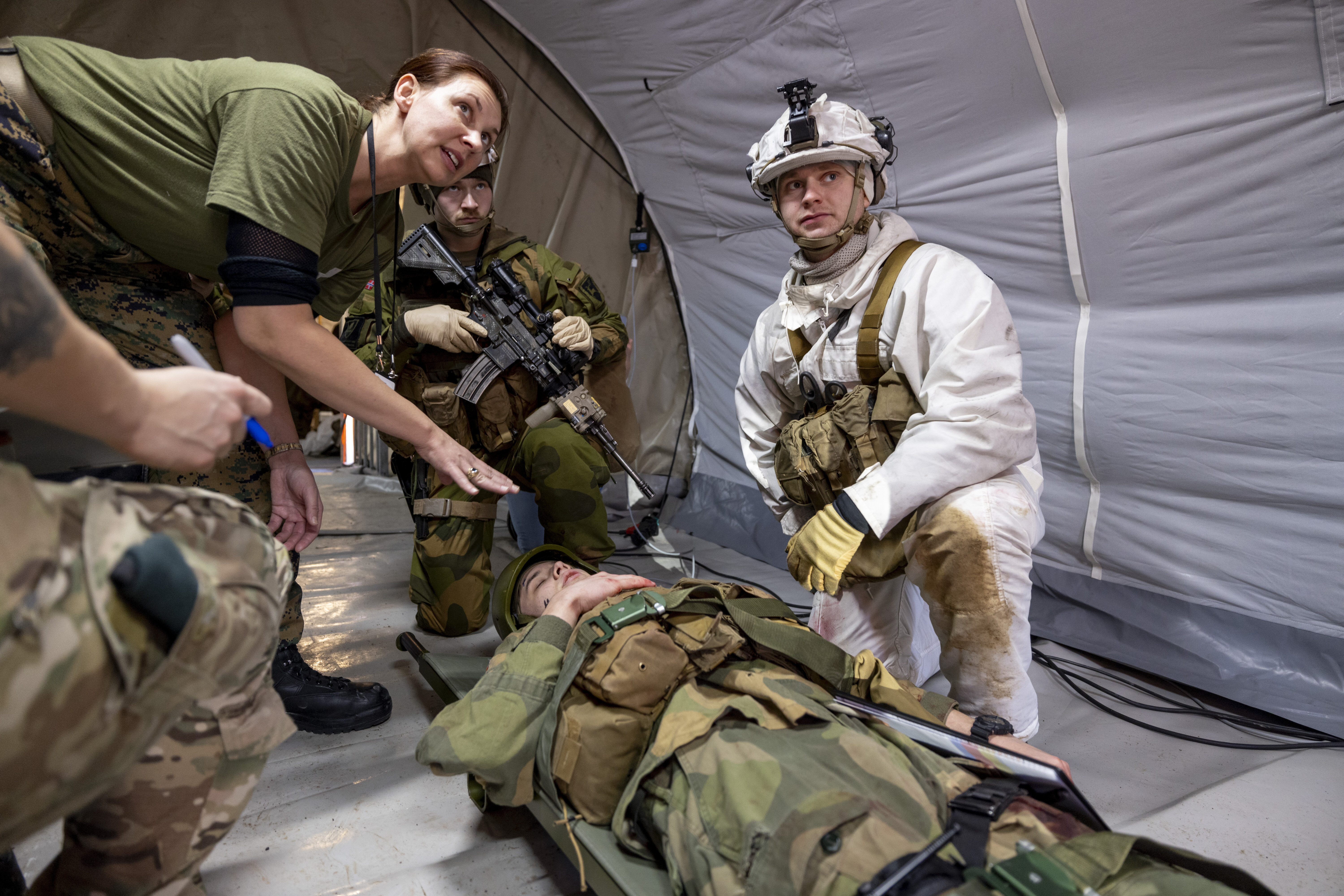 Øvelse, feltsykehus Bildet viser mottak av sårede i feltsykehus under øvelse.