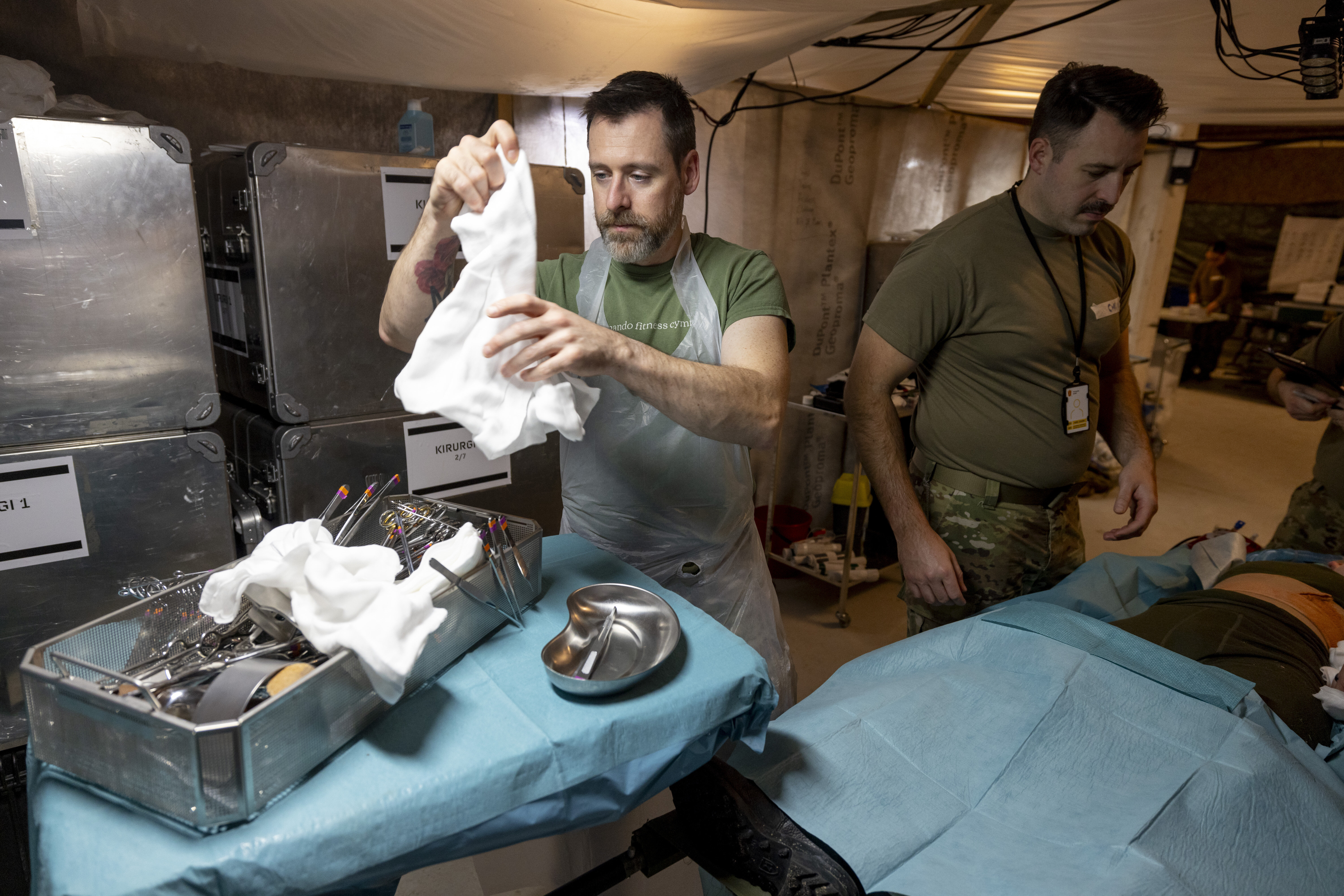 Øvelse, feltsykehus Bildet viser operasjonsteam på en av stuene i feltsykehus.