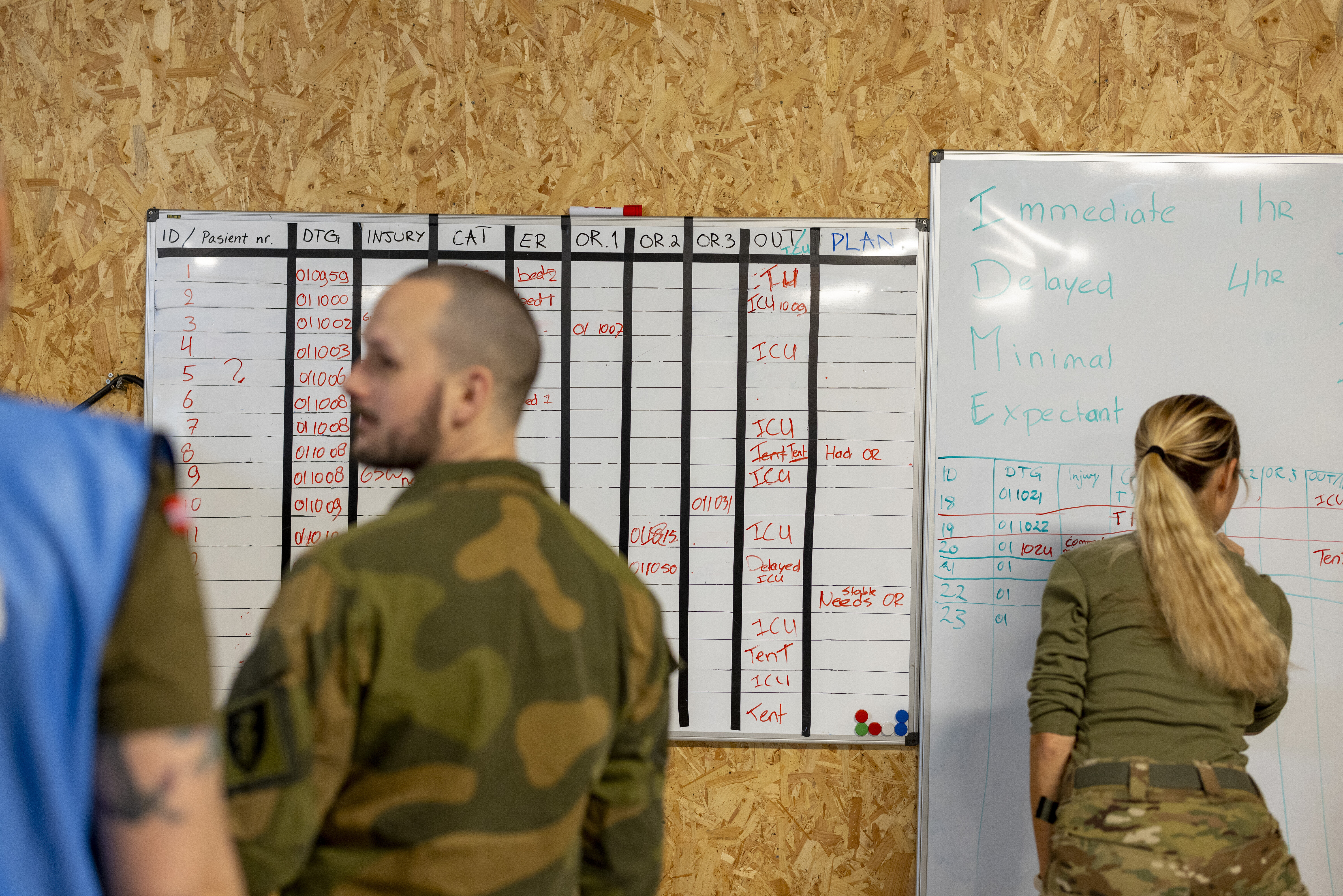 Øvelse, feltsykehus Bildet viser tavle med oversikt over sårede.