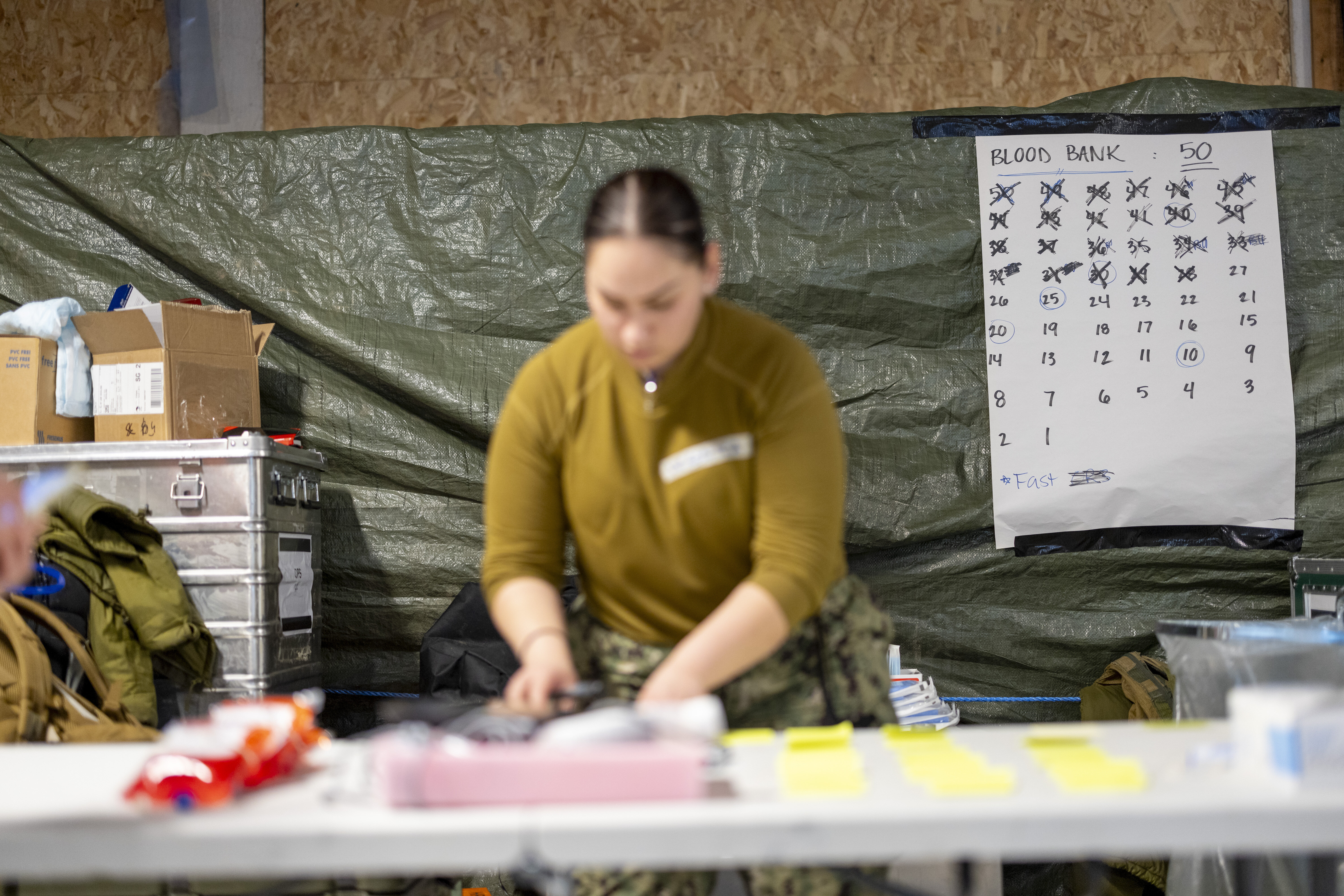 Øvelse, feltsykehus Bilder viser sanitetssoldat i blodbank.