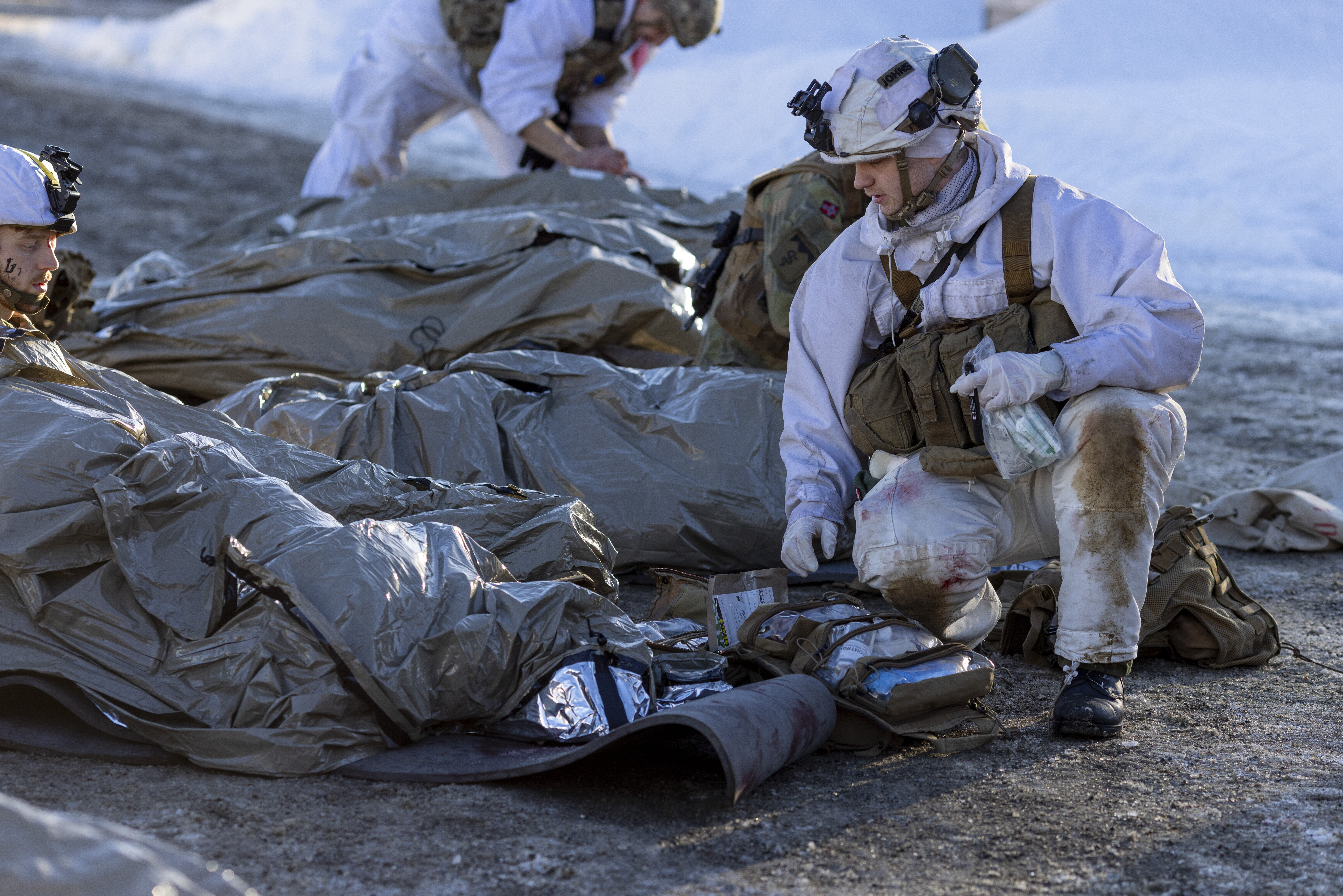 Øvelse, feltsykehus Bildet viser medic´er ute på skadested.