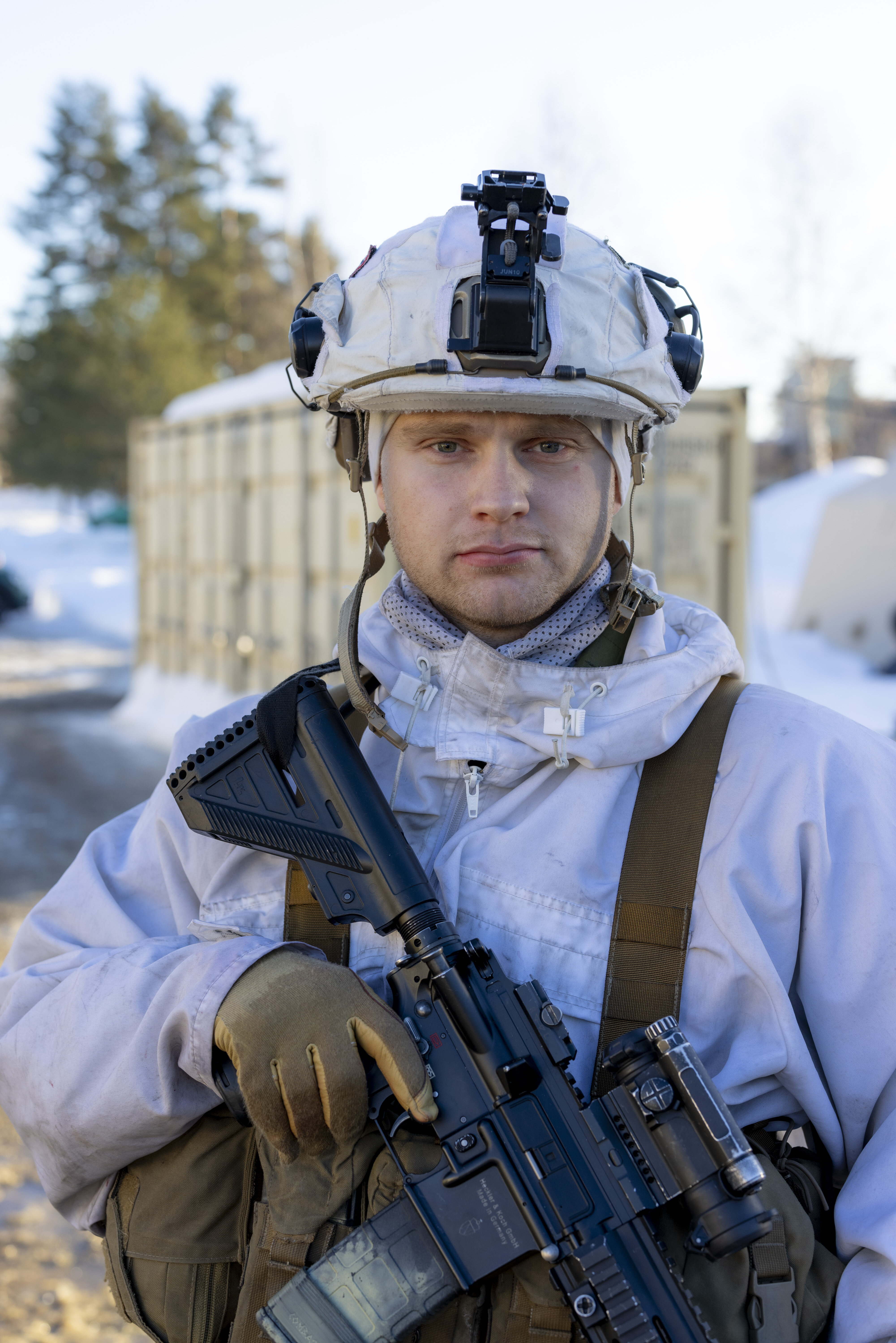 Øvelse, feltsykehus Bildet viser medic ute på skadested.