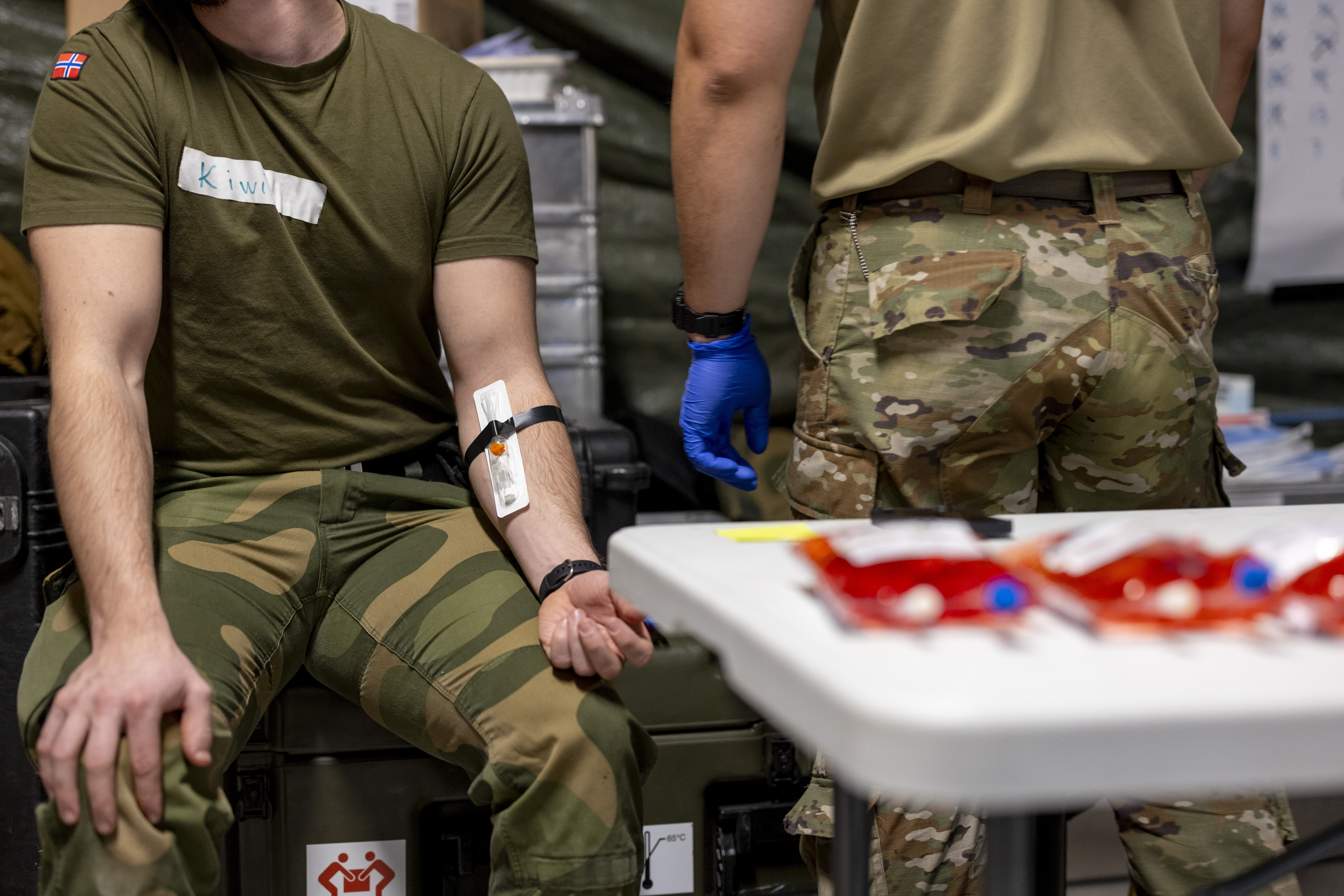 Øvelse, feltsykehus Bildet viser tapping av blod fra levende giver.