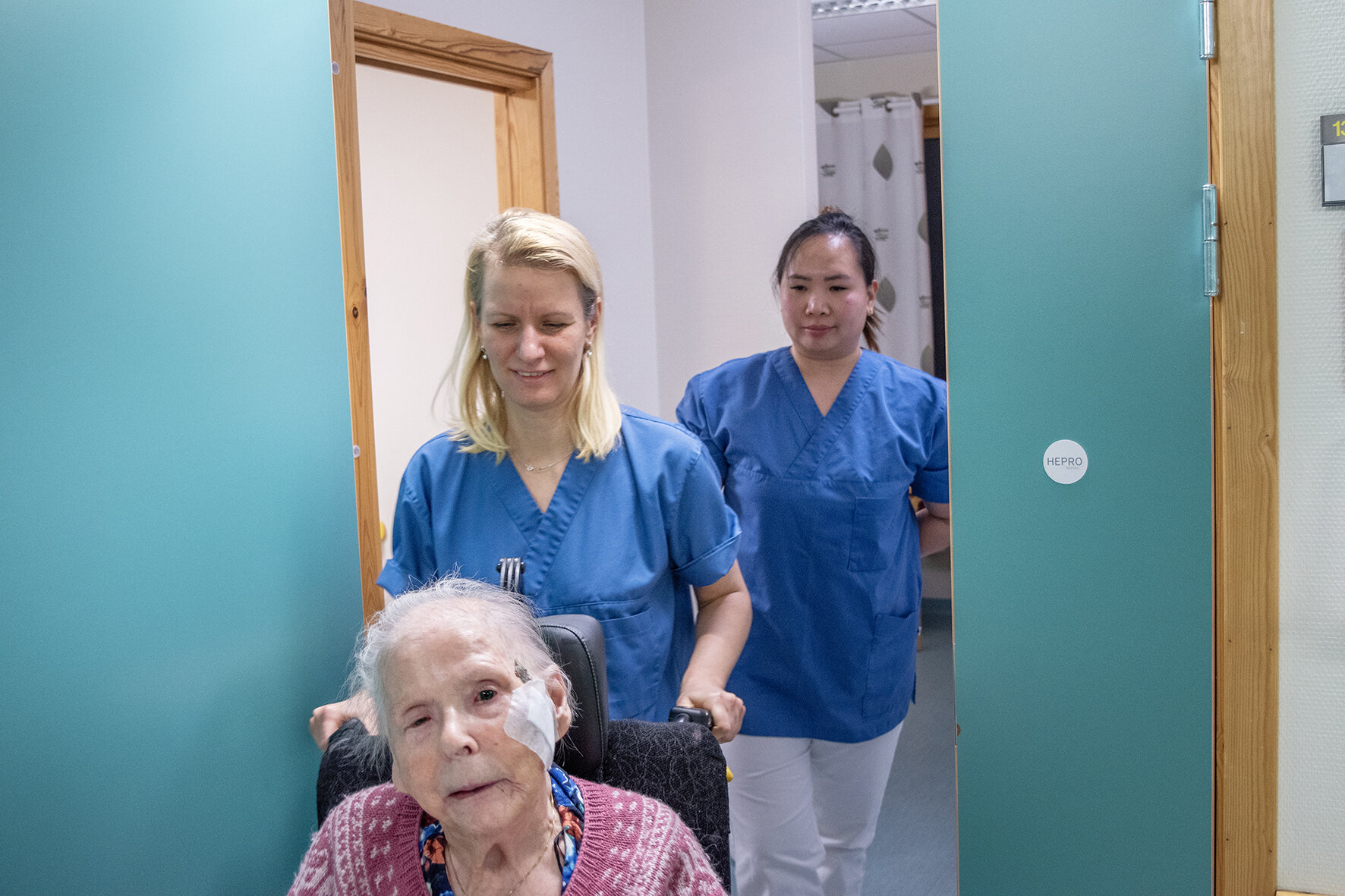 Bildet viser helsearbeidere på Skjervøy sykehjem