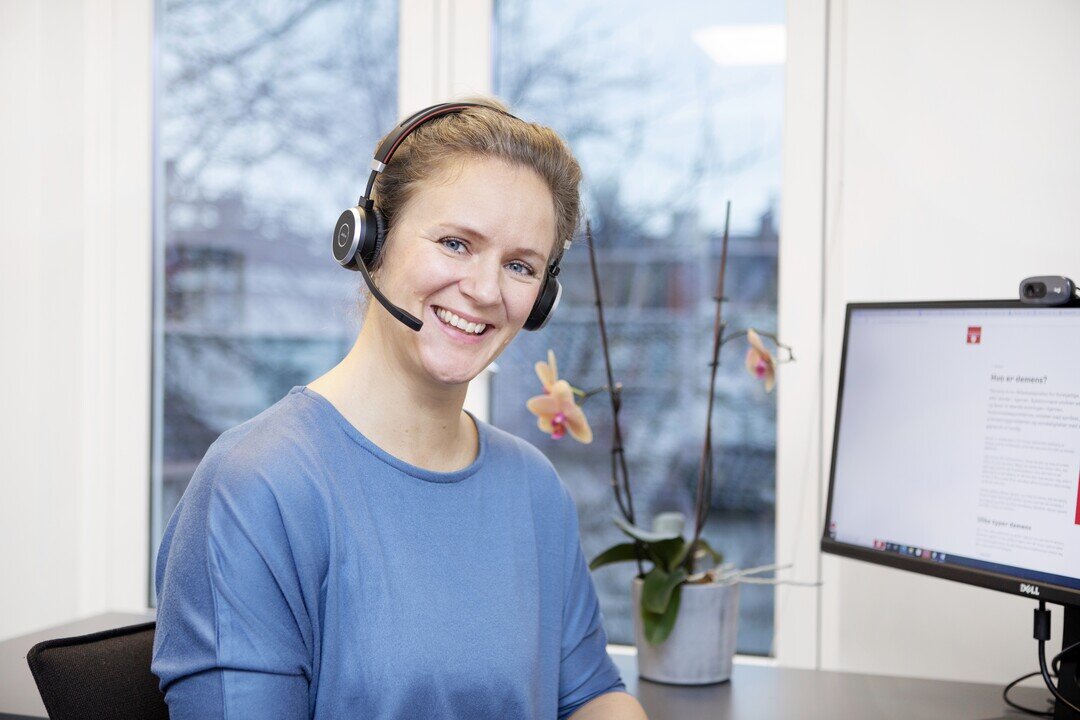Bildet viser Marianne Næss, som leder Demenslinjen i Nasjonalforeningen for folkehelsen