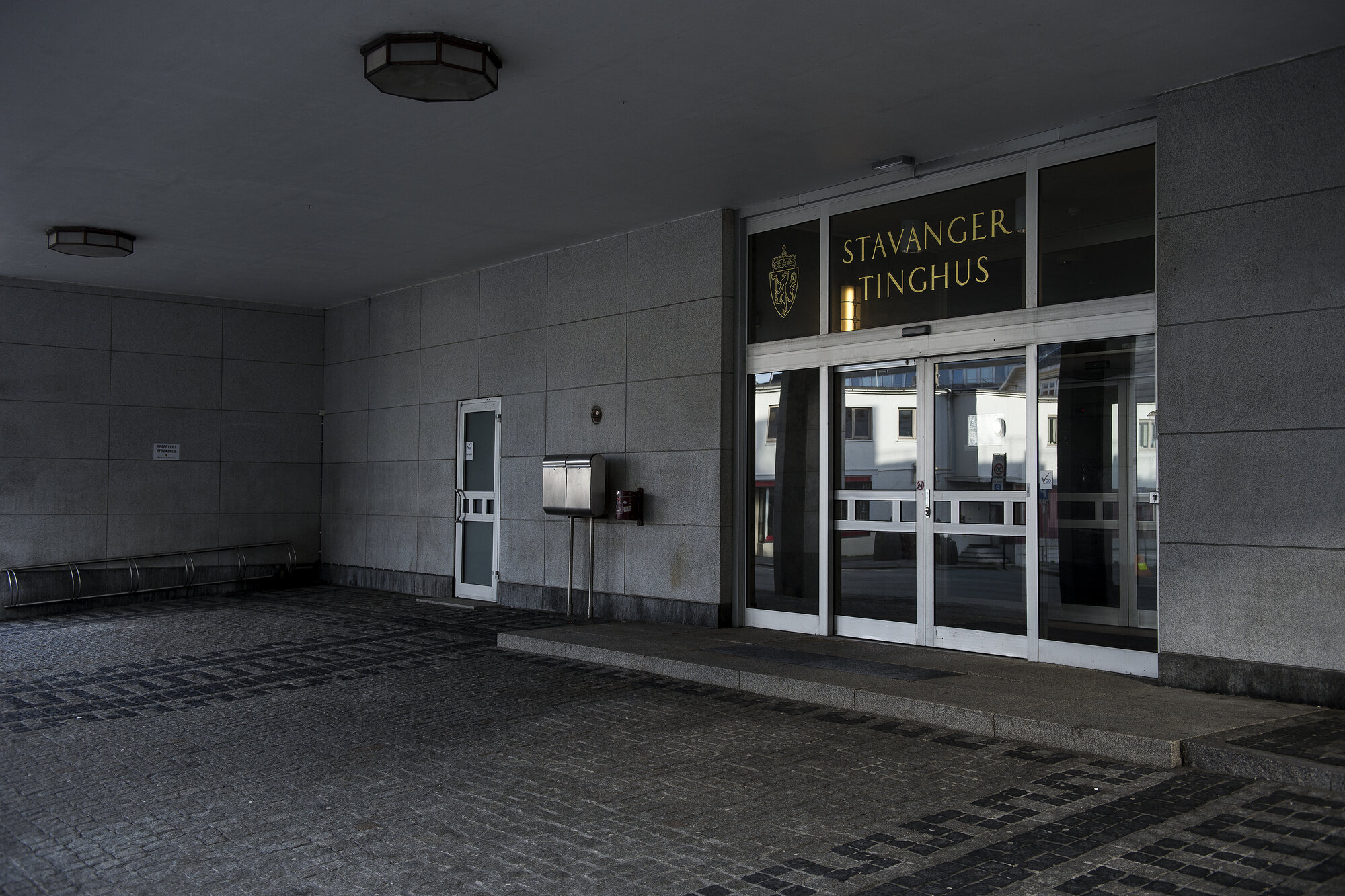 Bildet viser en inngangsdør til Stavanger tinghus
