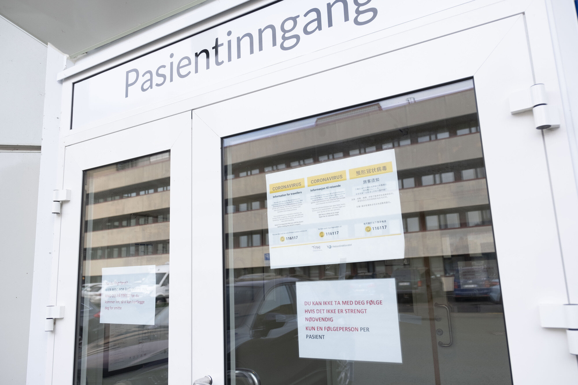 Bildet viser Sørlandets sykehus og legevakt i Kristiansand med plakater og varsler om Coronavirus. Bildet viser Sørlandets sykehus og legevakt i Kristiansand med plakater og varsler om Coronavirus.