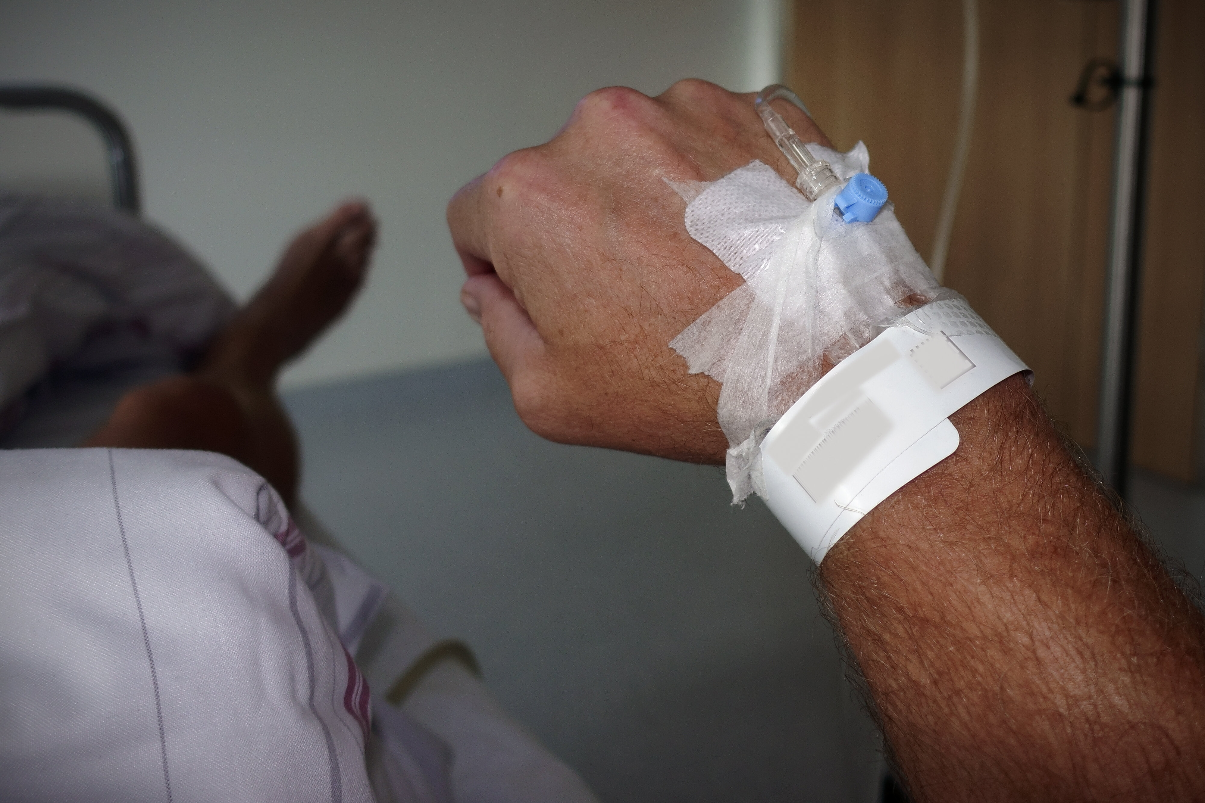 Mann, perifert venekateter Bildet viser hånden til en mann som har perifert venekateter.