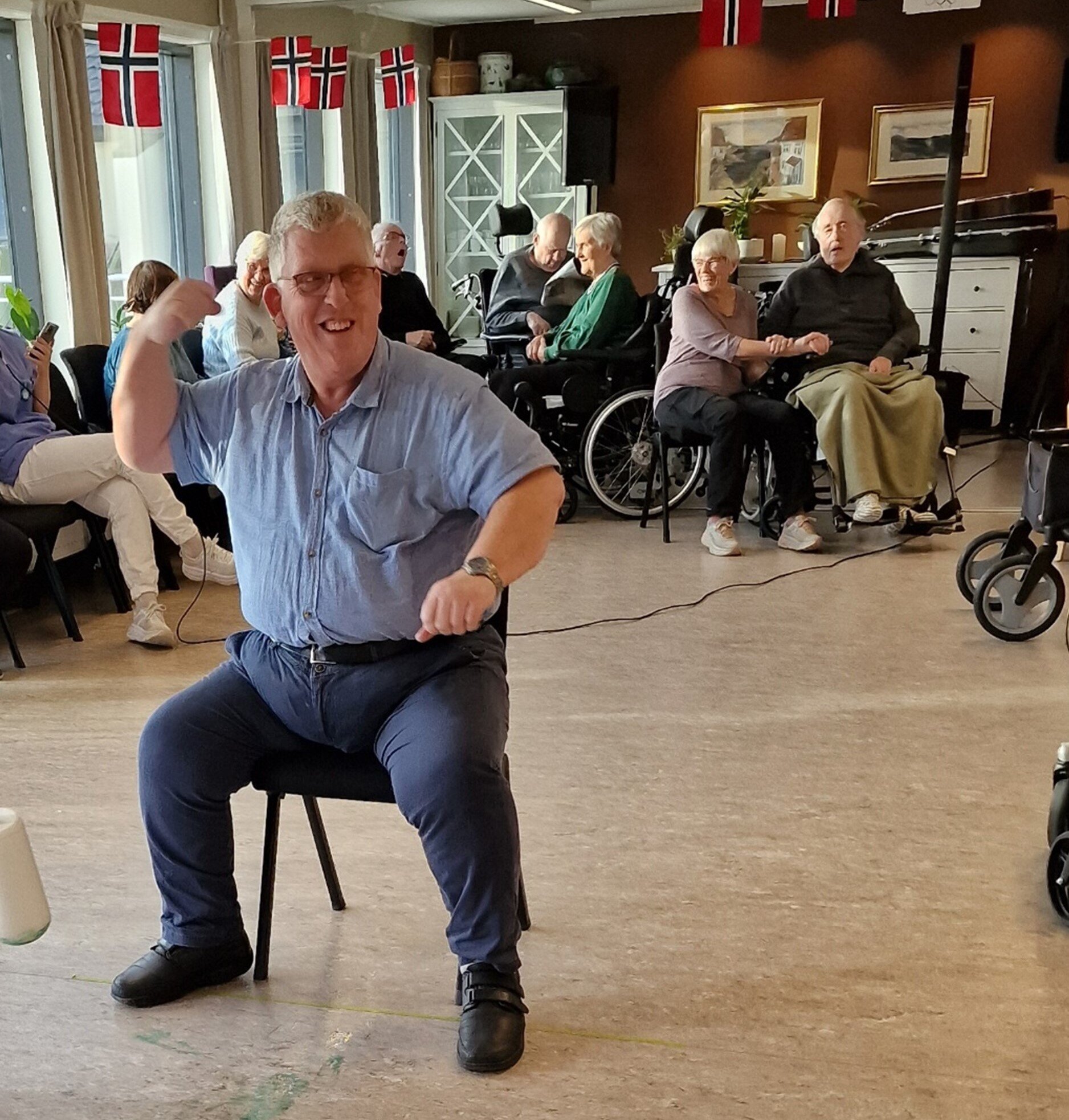 Bildet viser Rune Brun som feirer scoring i ishockey