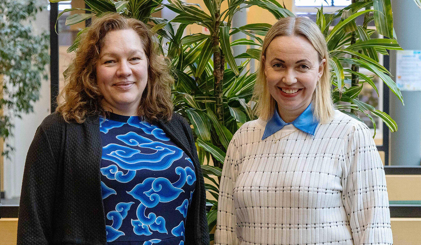 Bildet viser Seniorrådgiver i forskningsadministrasjonen Trine Powell og prorektor for forskning Gunhild Odden skal lede prosjektet.