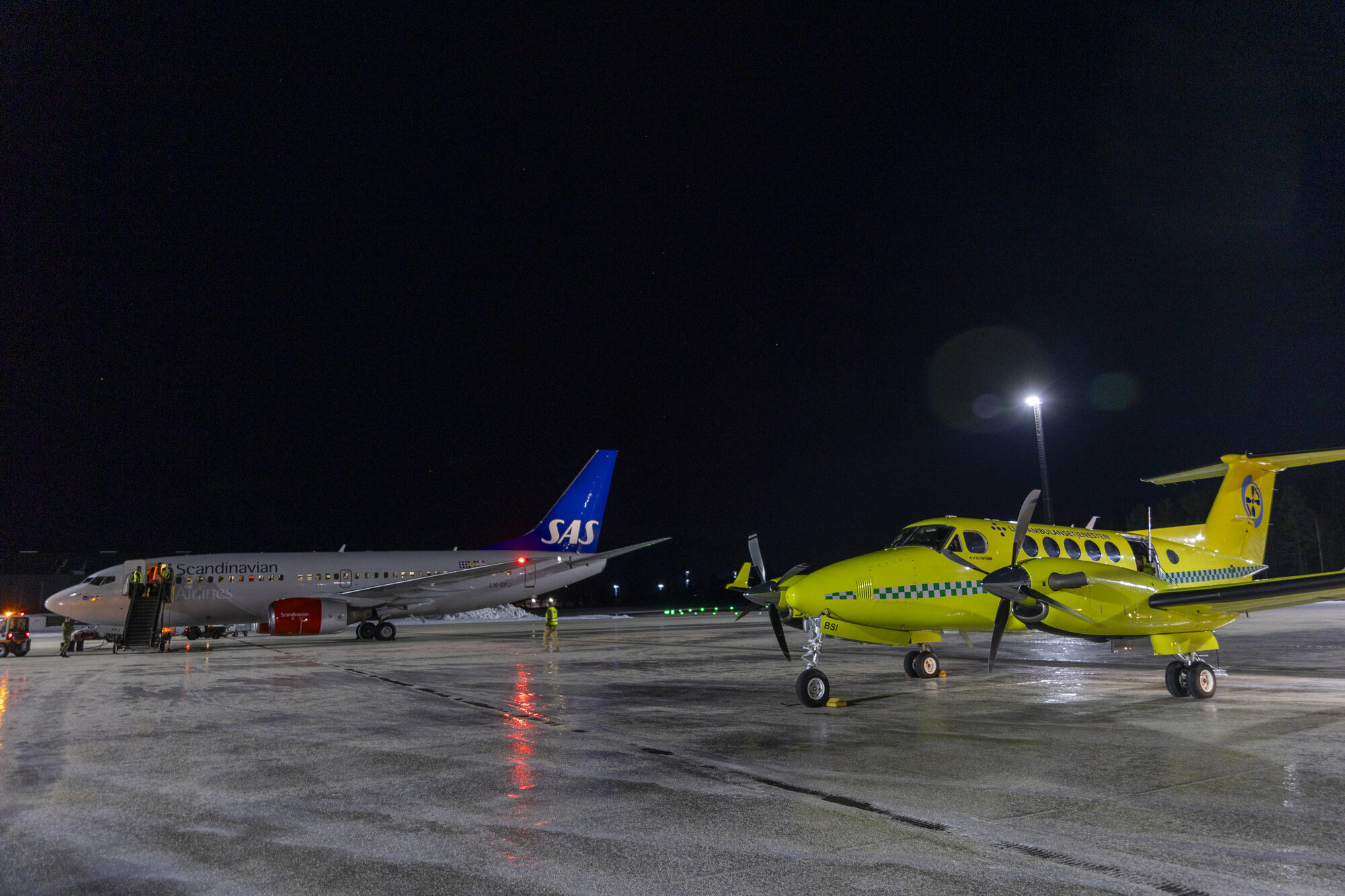 Bildet viser et Sas fly og et ambulansefly