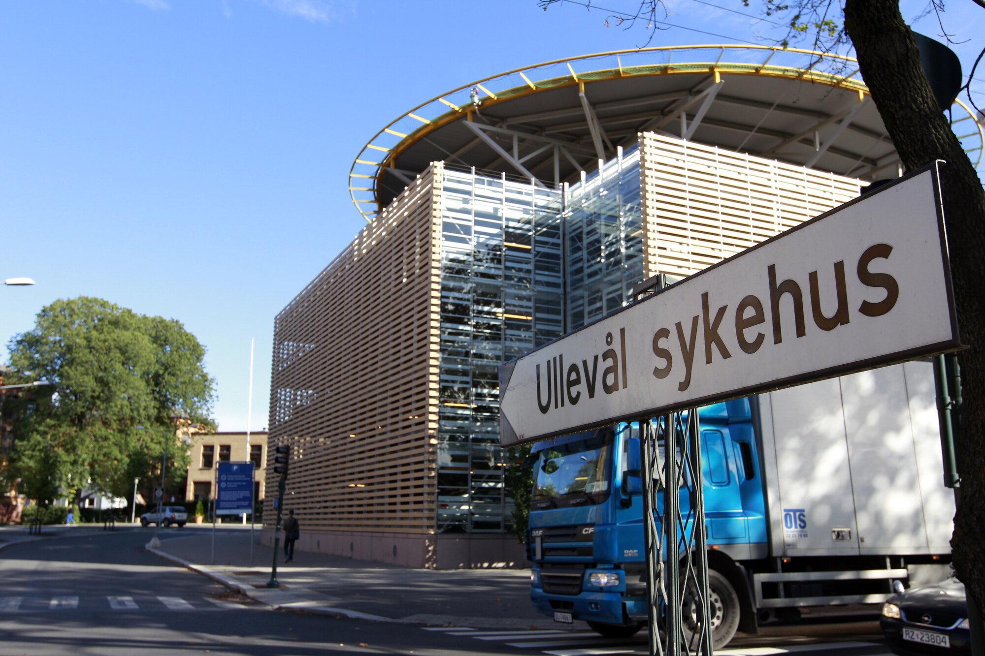 Bildet er tatt utenfor Ullevål sykehus og viser blant annet et skilt som det står Ullevål sykehus på