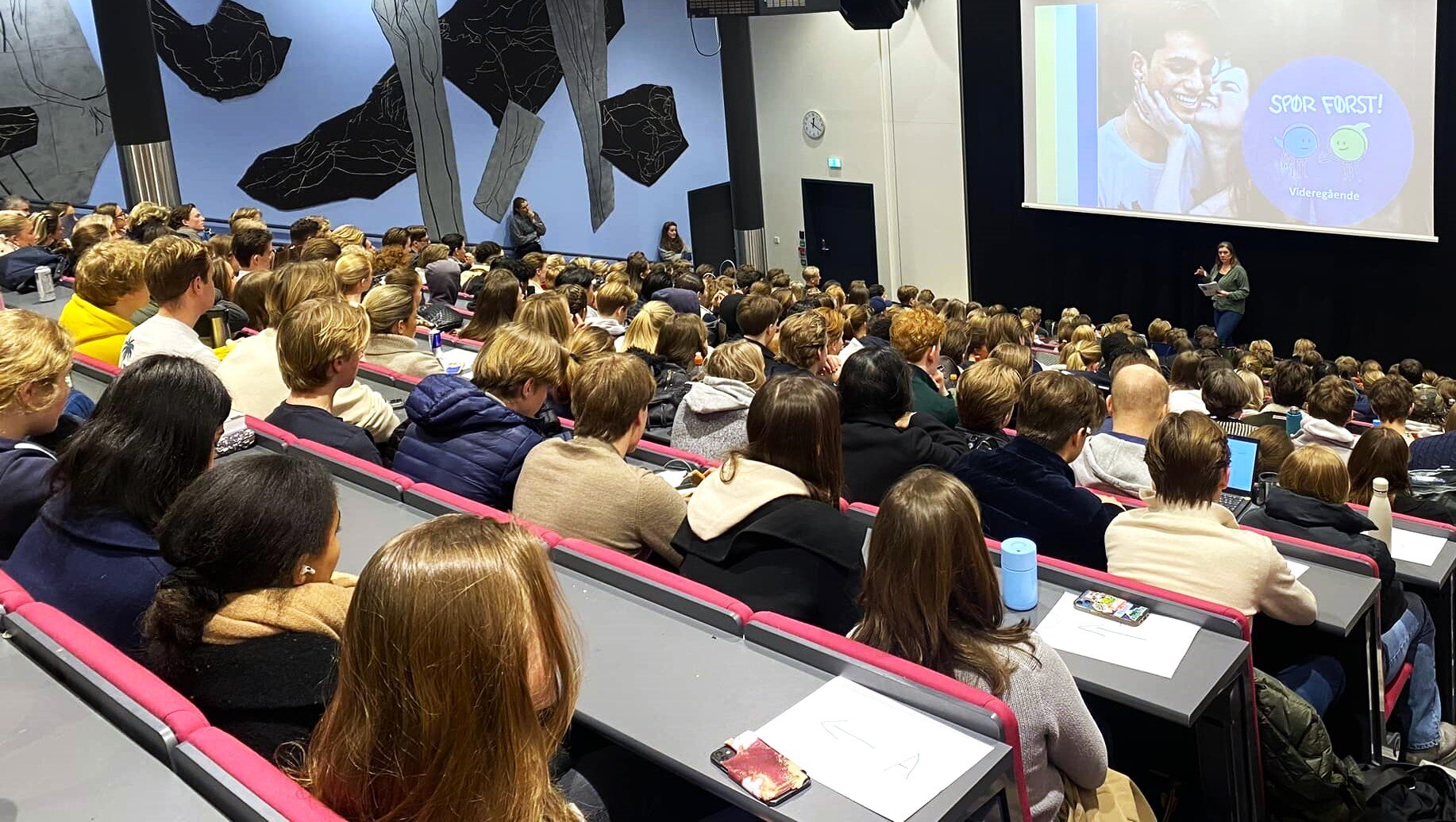 elever ved Ullern videregående skole bildet viser elever ved Ullern videregående skole