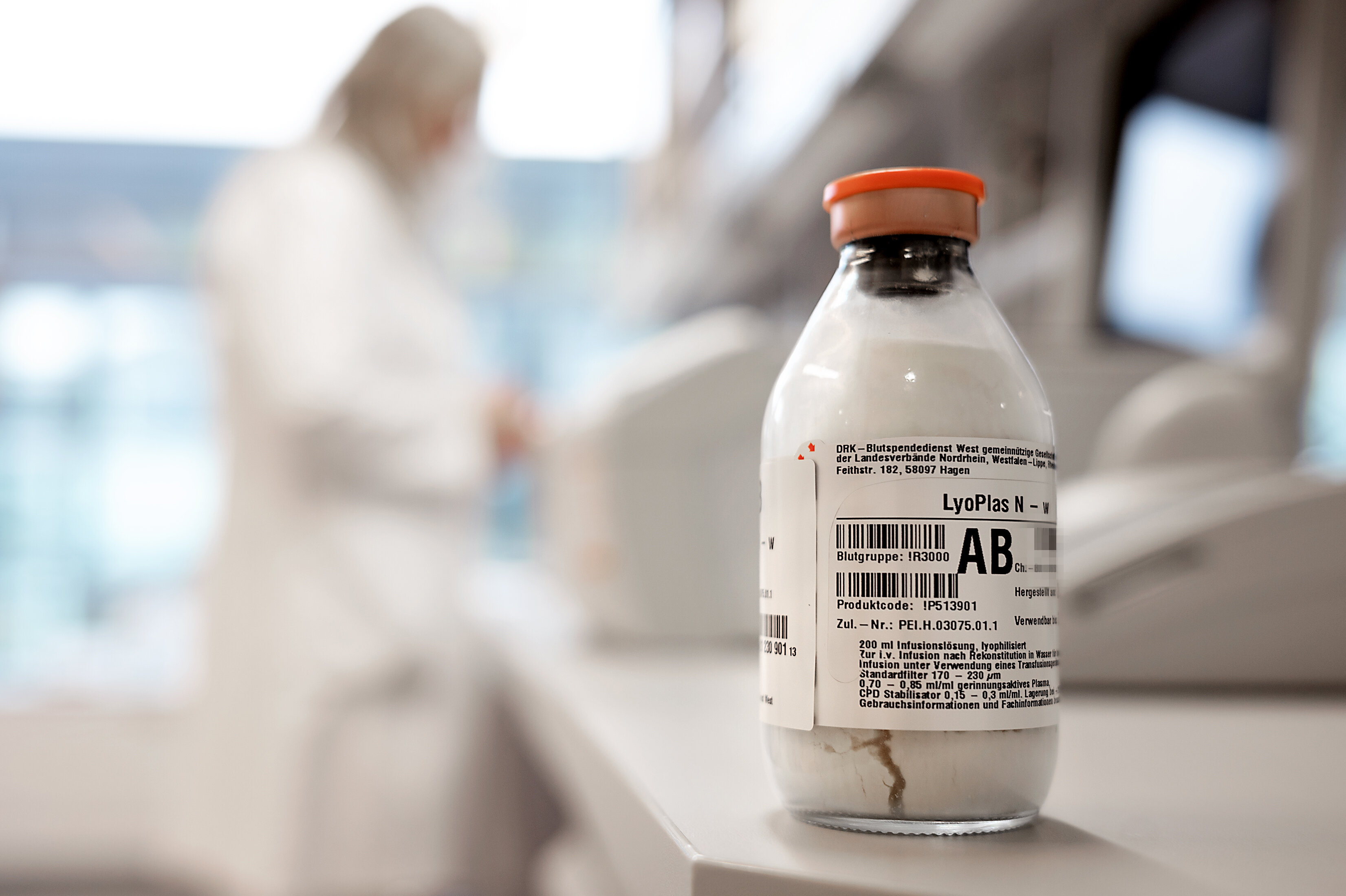 Tørket blodplasma Bildet viser et glass med tørket blodplasma.