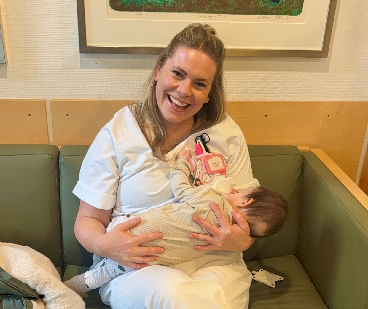 Bildet viser innleggsforfatteren på jobb mens hun ammer datteren sin