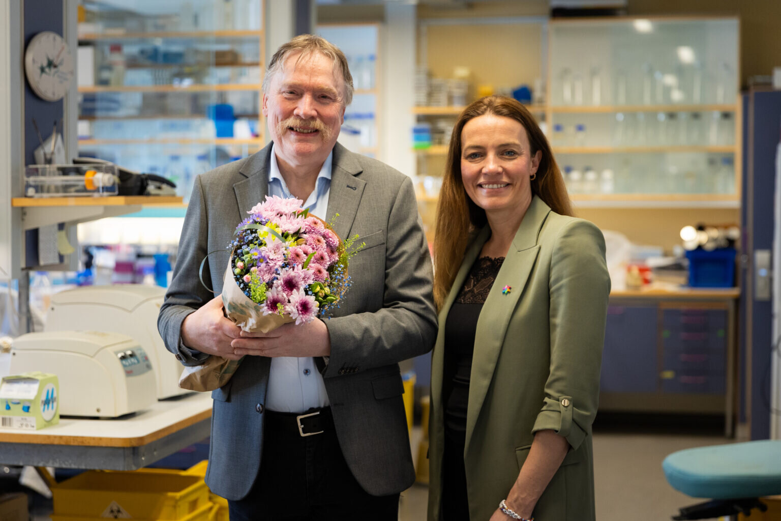 Bildet viser forsker Terje Johansen og Kreftforeningens leder Ingrid Stenstadvold Ross