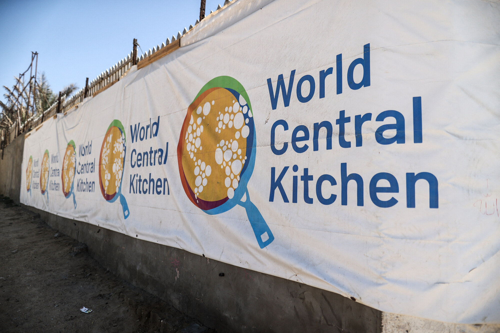 Bildet viser et banner med logoen til World Central Kitchen på Gazastripen. Bildet viser et banner med logoen til World Central Kitchen på Gazastripen.
