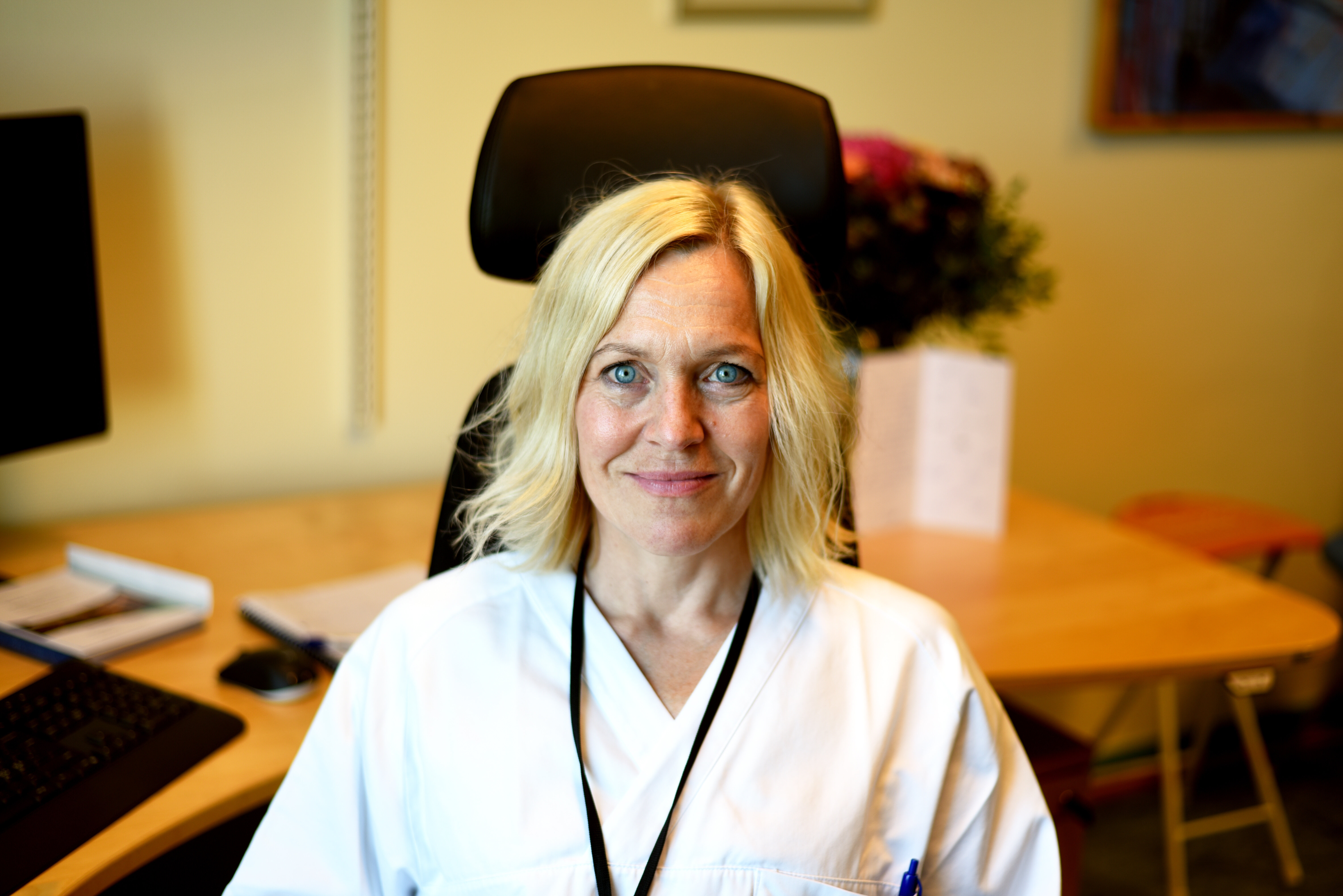 Bildet viser Trine Olsen i uniform på kontor Bildet viser Trine Olsen i uniform på kontor