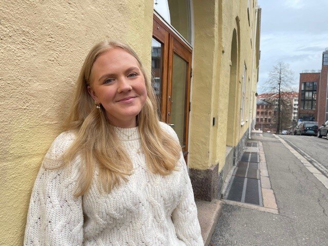 Marica Fjeldskår Johnsen utenfor Elvebakken skole Marica Fjeldskår Johnsen utenfor Elvebakken skole