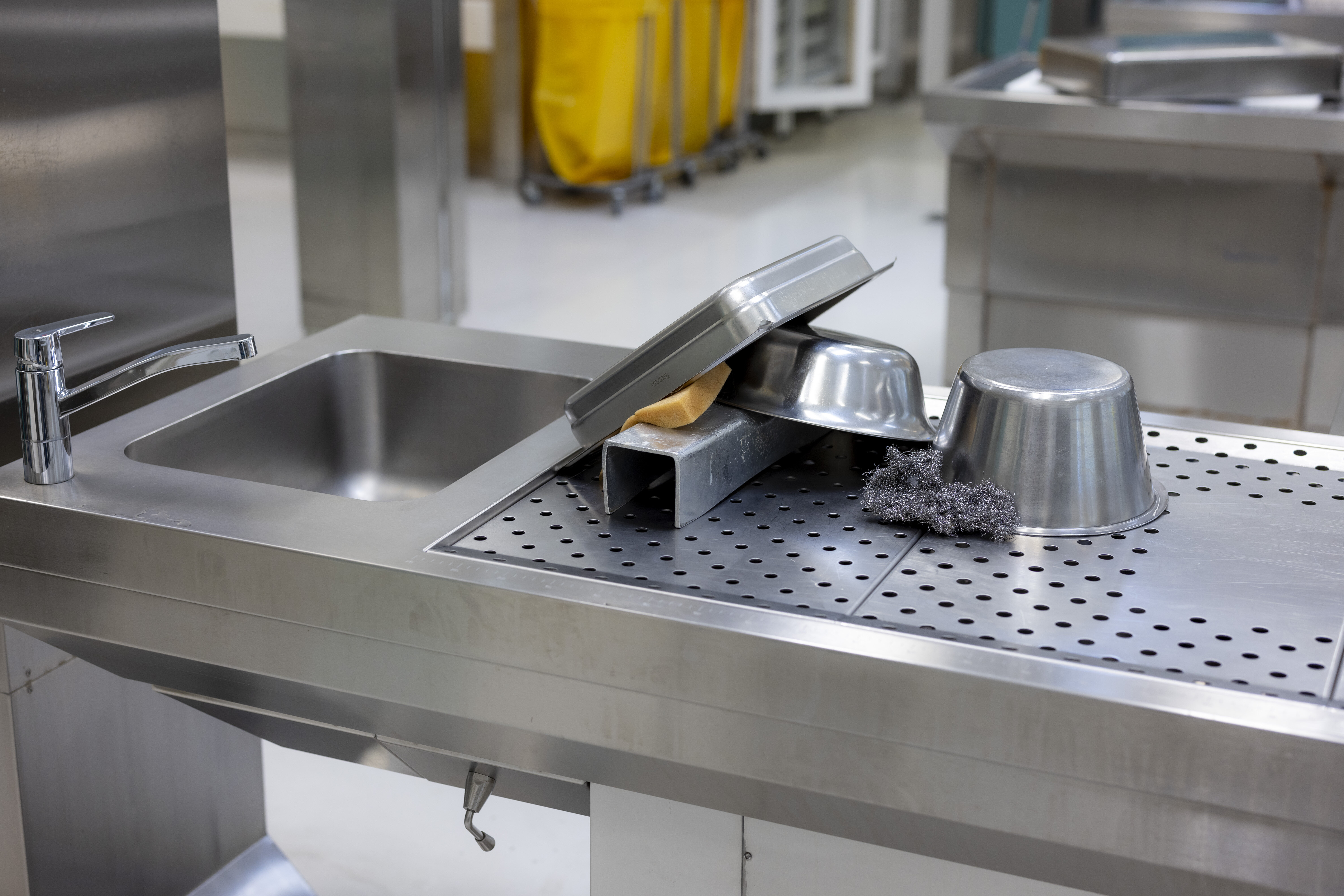 Bildet viser en obduksjonsbenk.