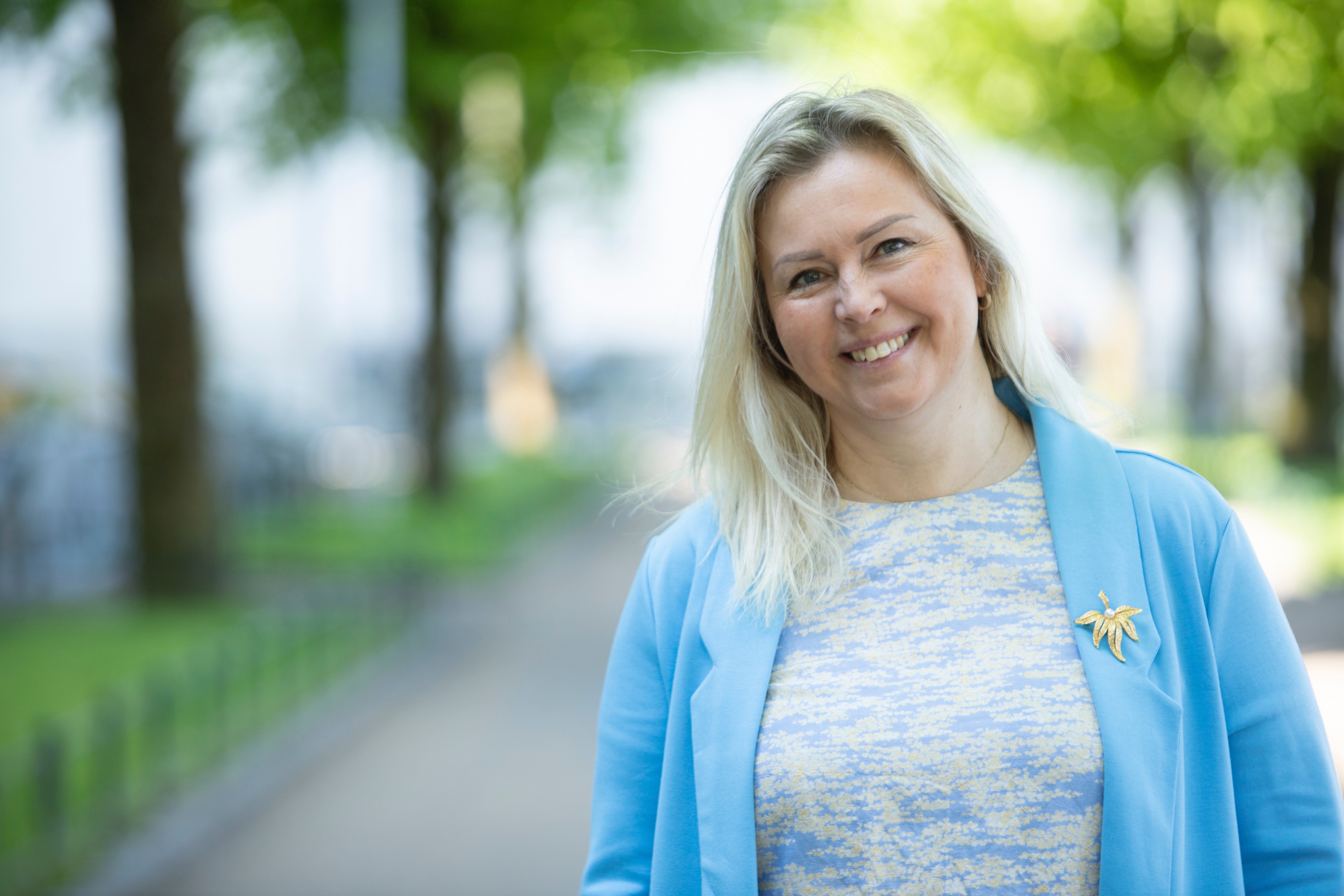 Bildet viser Ida Giske i sommerlige omgivelser