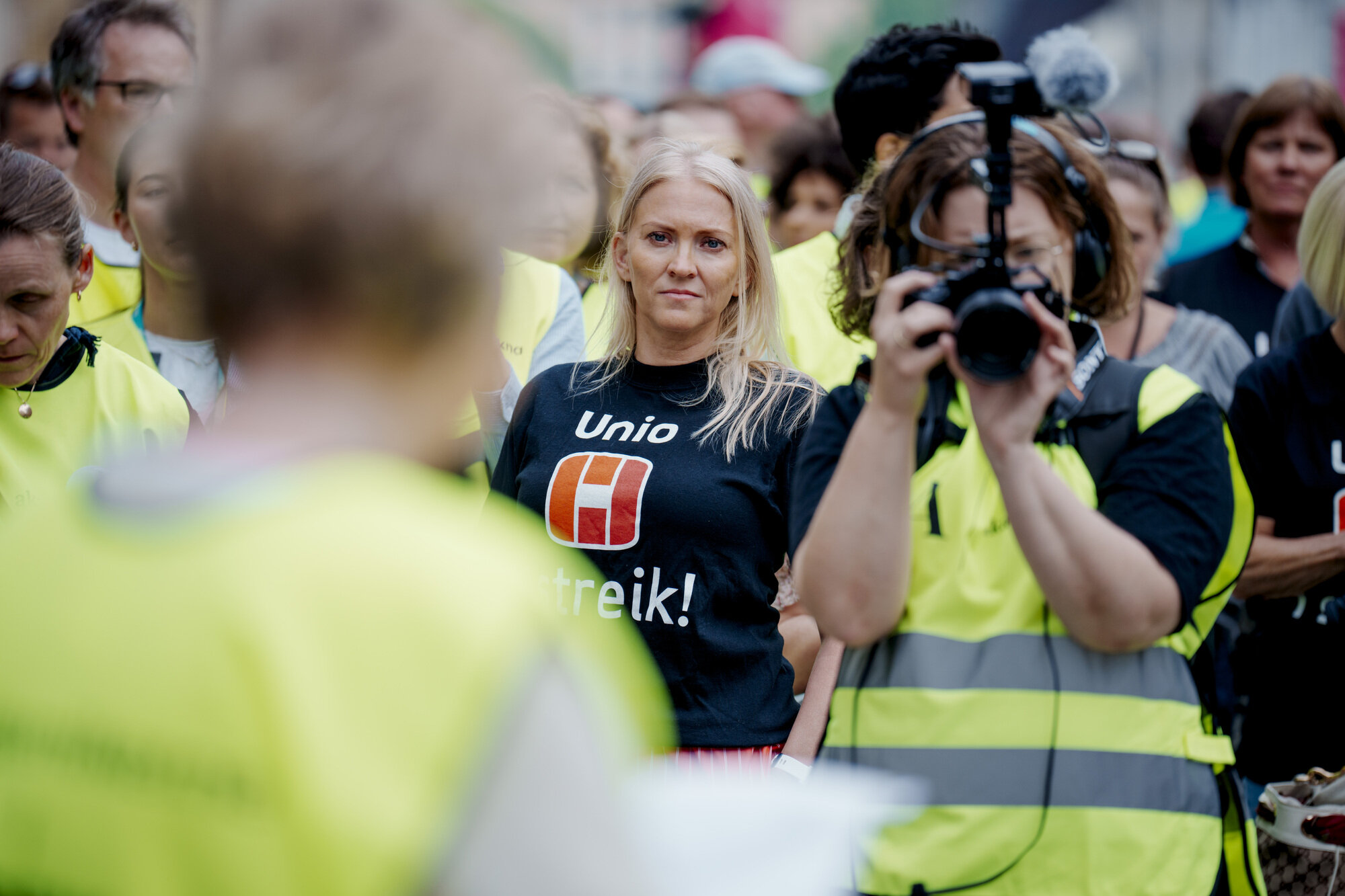 Bildet viser sykepleiere i streik med forbundsleder Lill Sverresdatter Larsen i sentrum